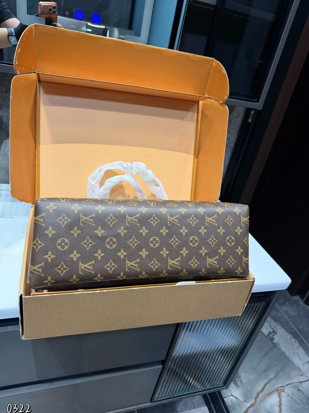 ❤️P150❤️ LV 2024秋冬的绝绝子手袋一LV Piano 手袋!这款手袋不仅融合了经典设计，还注入了现代的摩登风范，真的是好用到哭!Piano 手袋以利落的构型和侧面三角皮革烘托出Monogram图案的经典格调，再借不对称手柄释放出秋冬系列的摩登气息，令日常所需轻松随行!这个尺寸非常让人想起以前的Totally PM或lena PM，大家还记得吗?全拉链设计，完全可调节的带子，非常结实，简直是通勤的绝佳选择!皮革角和底部设计更是提升了手袋的耐用性和高级感，无论是日常使用还是出门逛街，都能轻松驾驭，真的是宝藏手袋 尺寸：43 27cm