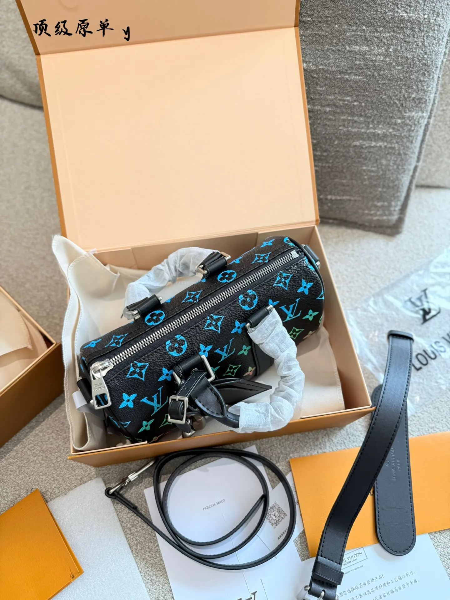 p220 LV渐变彩虹Keepall25 科技感拉满的时尚单品宝子们! LV又放大招啦!这款Keepall25渐变彩虹色真的绝了~ 教染神仙配色 从经典老花到渐变彩虹的自然过渡,像把雨后天空背在身上!男女通杀的中性风,和对象搭成情侣款回头率200% *黑科技加持 包包内置NFC芯片,手机一扫就能验证真伪!再也不用担心买到J货啦~而且涂层帆布防水耐脏,日常通勤、旅行说走就走 设百变背法 可拆卸可调节肩带,手提、单肩、斜挎都能轻松驾驭!251115cm的黄金比例,装下13寸电脑、化妆品、水杯完全无压力~通勤、约会、探店一包搞定 害染细节控狂喜 皮质挂牌质感满分,五金logo在阳光下超闪!包型硬挺有型,塞满东西也不塌,实用性和颜值双在线~现在这款彩虹包已经火到断货啦!喜欢的宝子赶紧冲~在评论区说说,你最喜欢哪个细节吧+