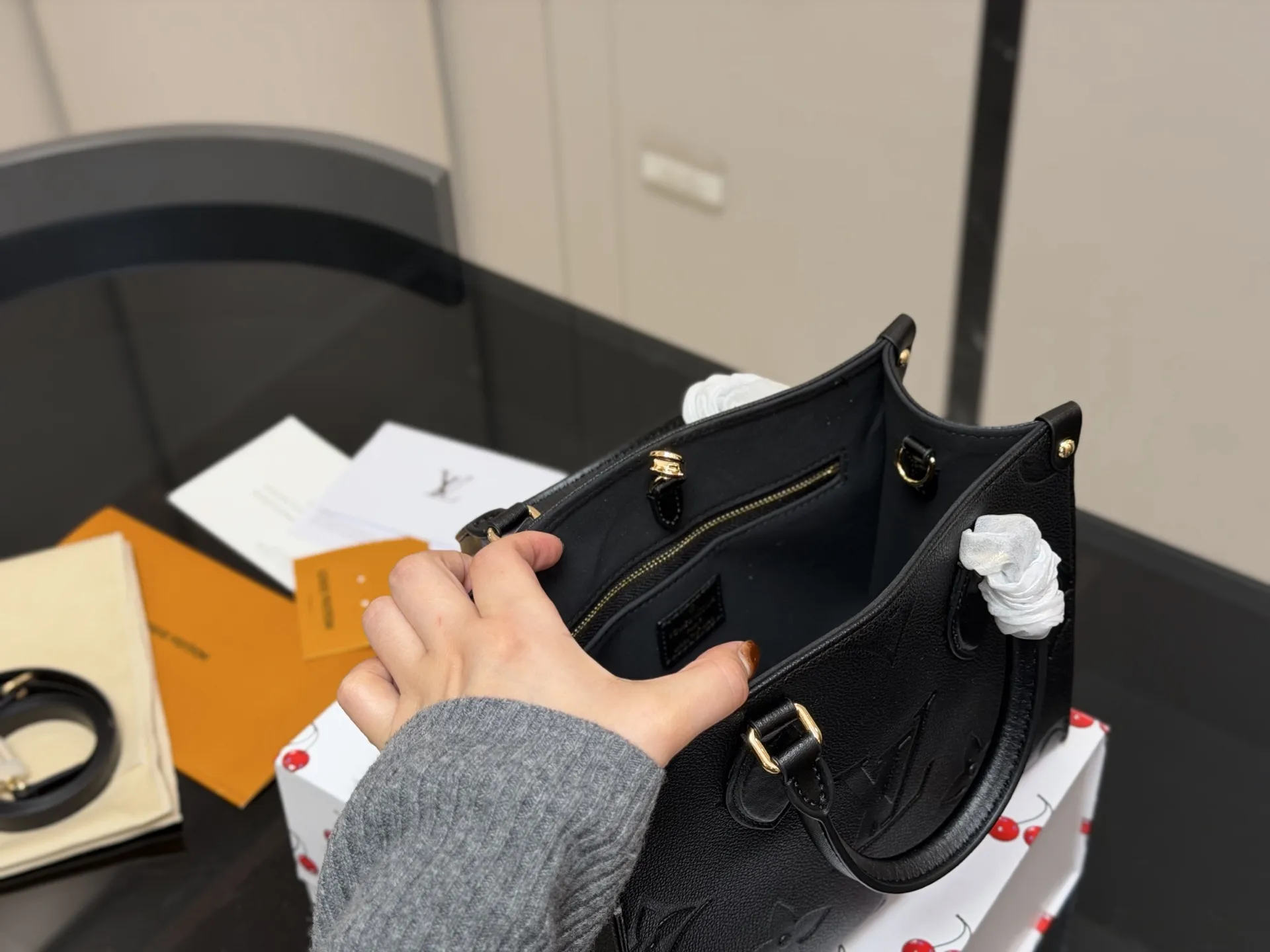 &yen;190 折叠盒 size：25.20cm LV onthego牛皮购物袋✔️ 有隐藏的背带设计， 可单肩～可手提 搜索🔍 LV onthego丛林购物袋