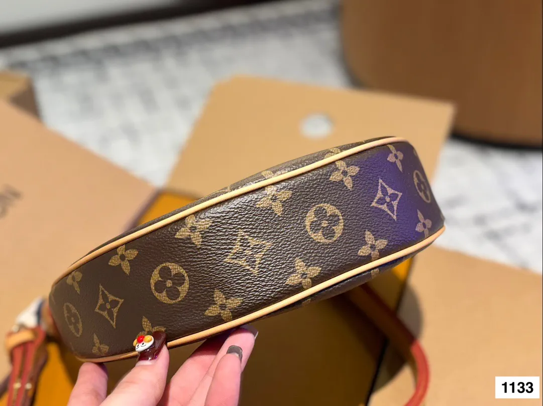 高品质¥165 可盐可甜的天花板一_LV 豌豆包 LV豌豆包的名字叫Loop,意思是“环形”,但因为长得实在太像豌豆了,所以大家便不约而同把它称为“豌豆 它的长度是最黄金的23厘米,市面上腋下包的尺寸大多是大于25cm或者小于20cm的尺寸,别看差距不大,但既要符合不同身高女生的需求又要考虑到实用度,这点上显然做得更加贴心。也正是因为尺寸合理,所以各种背法.上身都非常时髦。 一根金属链条还有一根可调节肩带,包形和手感都很 好,凹造型绝美,随意搭配都会很出彩。#|v #Iv 豌豆包