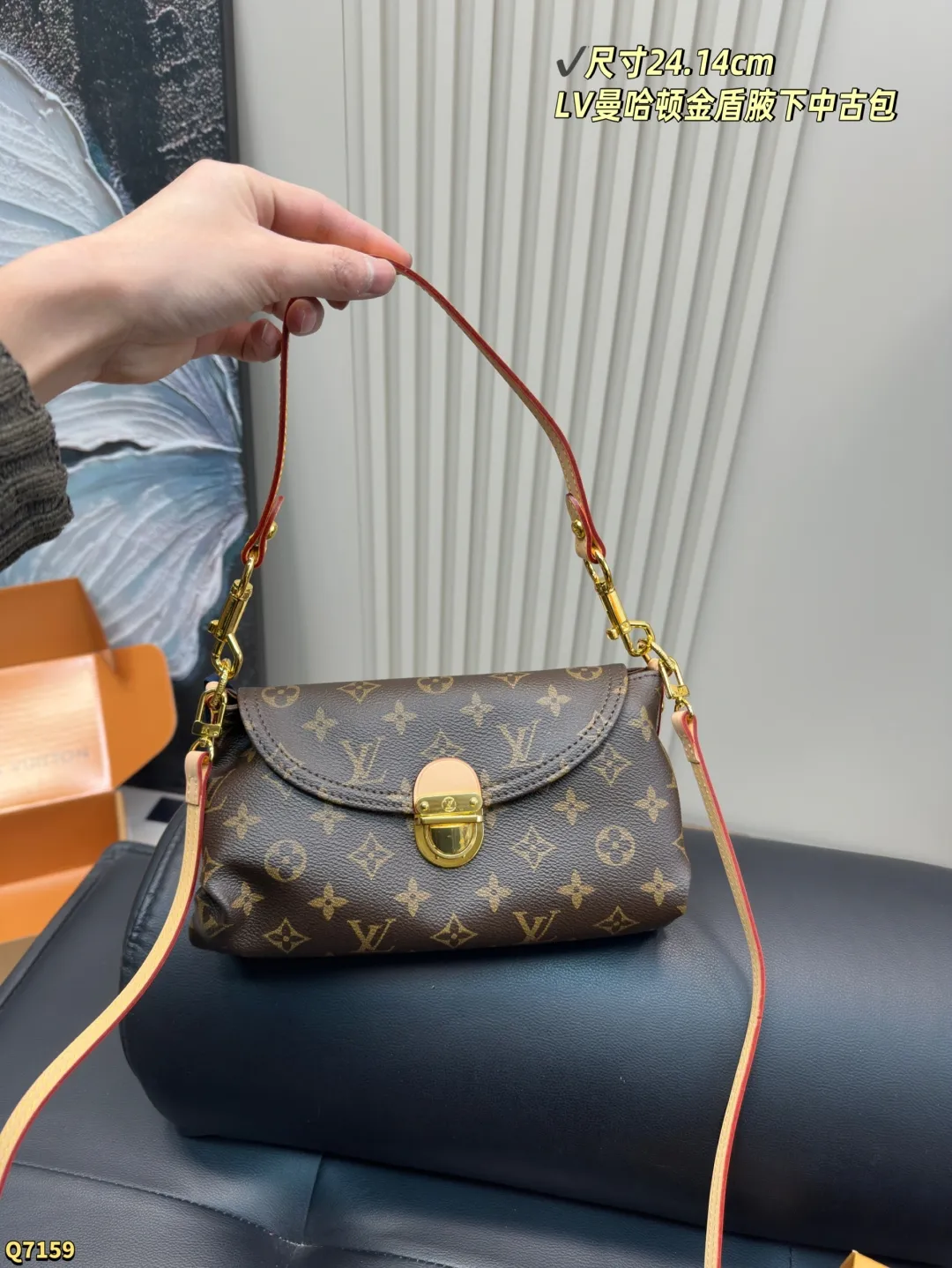 💰155配全套礼盒 尺寸24.14cm LV曼哈顿金盾腋下中古包 大金扣占据了主视觉, 搭配老花凸显质感又相当时髦, 简单随性超适合夏天! 真是绝美的一只vintage !