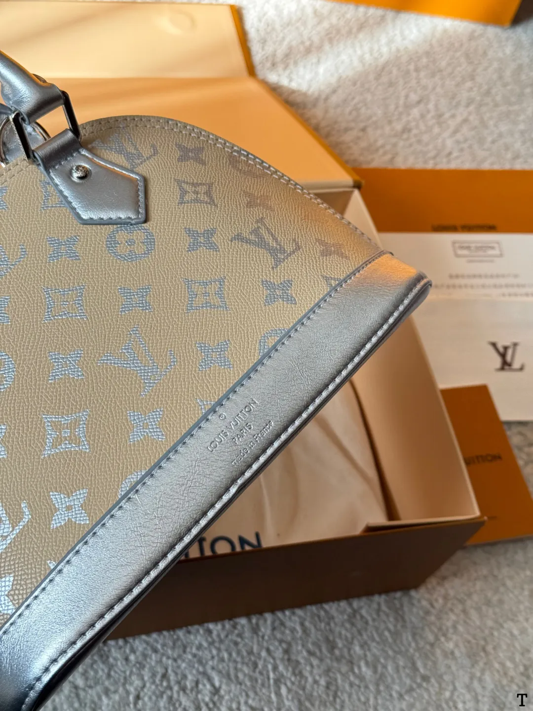 牛皮版本 p150/125 Lv 路易威登 |alma bb印花牛皮贝壳包 原版高品质 包包这款Retiro 手袋以标志性的老花面料制成 经典永恒。优雅低调的外形设计和宽敞的包身更加入了实用性。使用说明:-变色牛皮饰边,闪亮的纯钢金色五金配件- 可调节肩带,配有树糕皮的肩垫,拉链闭合。- 超细纤维内衬 尺寸 24 18cm 16 12cm