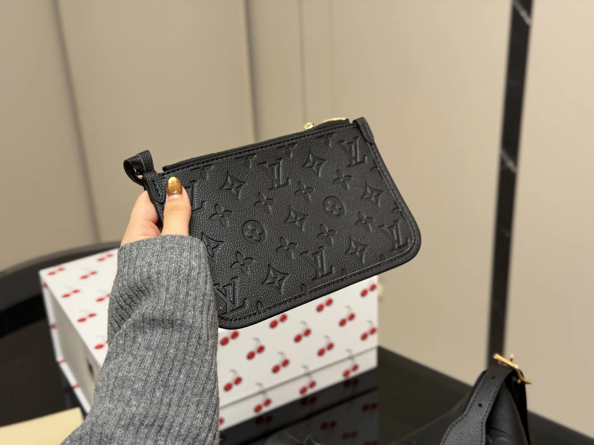 ¥190 size:26.32cm Lv CarryAll 年度包王 带有蝴蝶结的腋下包喜欢吗, 内附一只收纳零钱包, 性价比颜值超在线了…! 单肩斜挎完全没问题 怎么背都很好看! 搜索🔍Lv 网红腋下包 配折叠盒