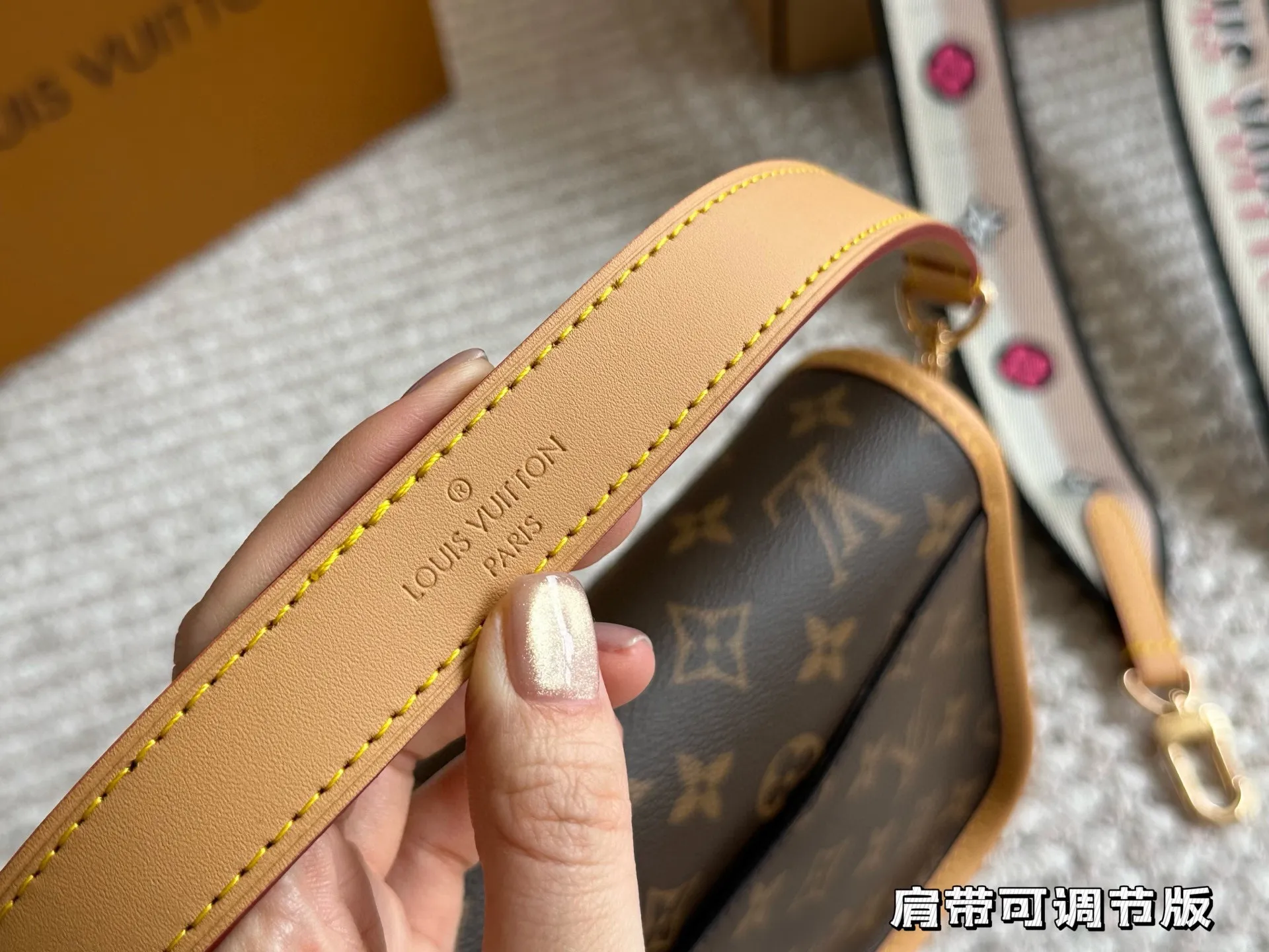 p190 原单顶级 !Lv法棍包穿搭也太好看了吧 无滤镜的上身实拍先 自从speedy20开始就种草了这个系列然后又特别喜欢 双肩带的配置让复古的气质中又带着时尚感搭配起来毫不违和并且肩带可以分开使用四舍五入等于两个包包hhh并且这款融合了|v家所有的爆款元素简直就是将流量密码集合于此必的 容量超级大并且不会有臃肿感我出门门]必备的全都放里， 面了还没装满26cm