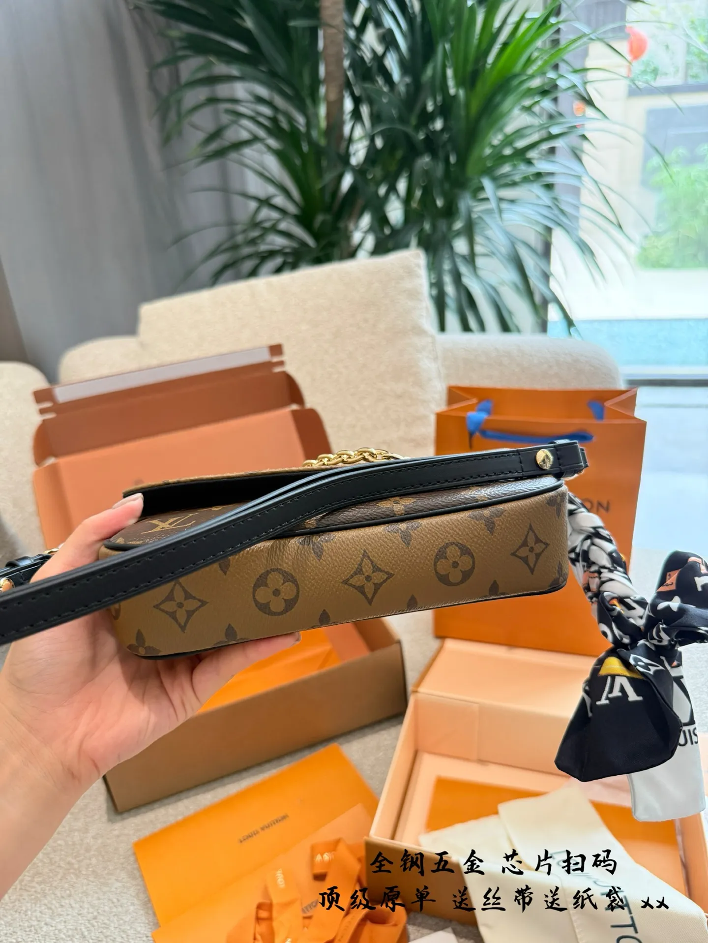 p245 升级版 全钢五金 WALLET ON CHAIN IVY手袋 专柜¥104,200 Lv新款ivy 5月8号.上市啦 全新配色腋下包ivy重出江湖 采用反转色的包盖设计搭配黑色的肩带 升级后的ivy没有了vivien 黄色牛皮 对比老花植糅革配色,更加的耐造和使用哦~❷