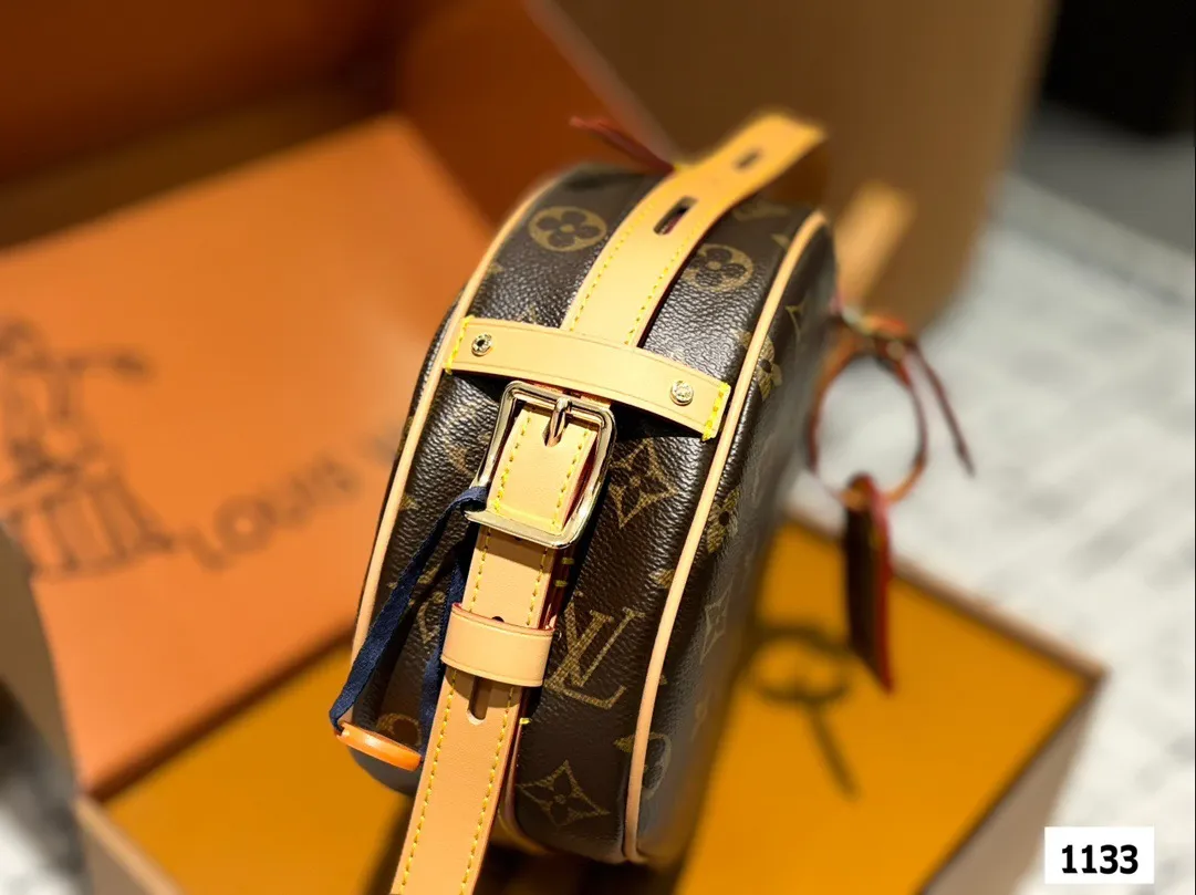 P185 配盒子 size：22*19cm L家 圆饼包真的是太香了 这款圆饼是柔软的 它的容量超级大 刘亦菲把我们的审美拉回来了啦！ 非市场通货欢迎对比 🔍 Lv 圆饼包