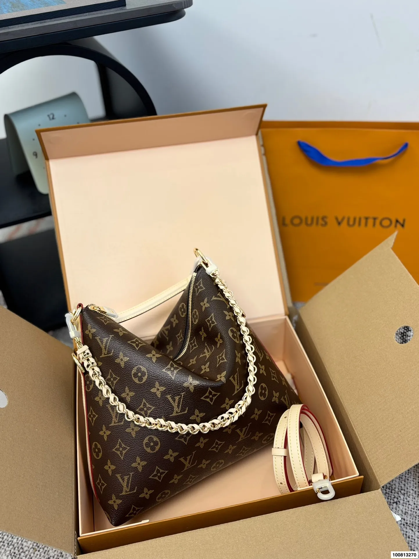 P140(折叠飞机礼盒) LV钟楚曦同款Multipass上身实拍来喽又是钟姐严选了#钟楚曦/同款包蛮复古的一只,个人认为!非常之轻巧,带拉链耶!不怕掉东西了尺寸28 26cm