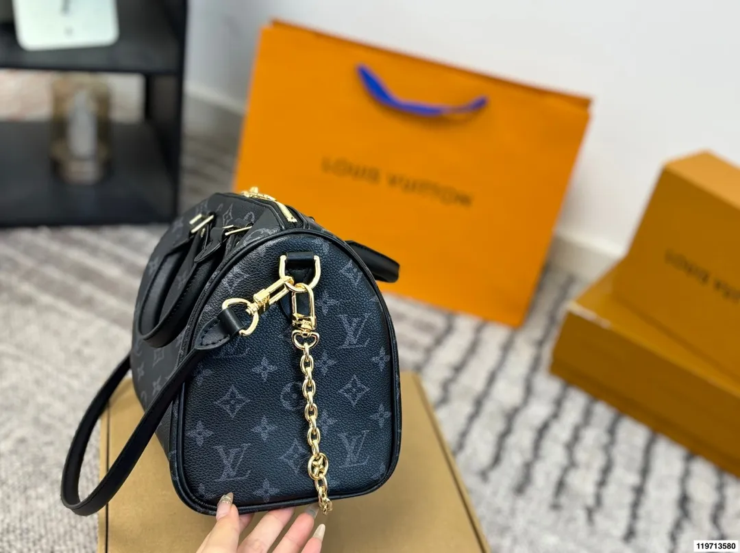 p170 折叠礼盒 芯片版 LV Speedy Soft 25枕头包 手袋以瞩目风姿成就旅途良伴。充裕构型内设拉链口袋,可妥善保管护照和其他重要物品。名牌诉说工致细节,Toron手柄再添新颖一笔 尺寸25.20
