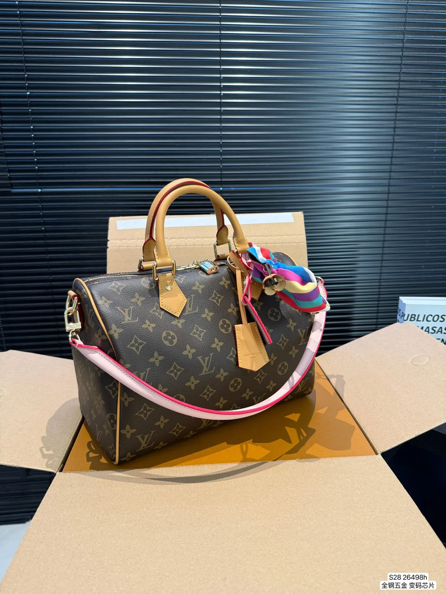 P190 配飞机盒折叠盒 全钢五金 变码芯片 Lv X Nigo Keepall 30.枕头包 手袋是一款理想的都市手袋。 标志性的造型与经典的 Monogram 帆布，加之多种携带方式和奢华的天然牛皮饰边为该包平添一份时尚前卫之感。尺寸：30 21货号26498