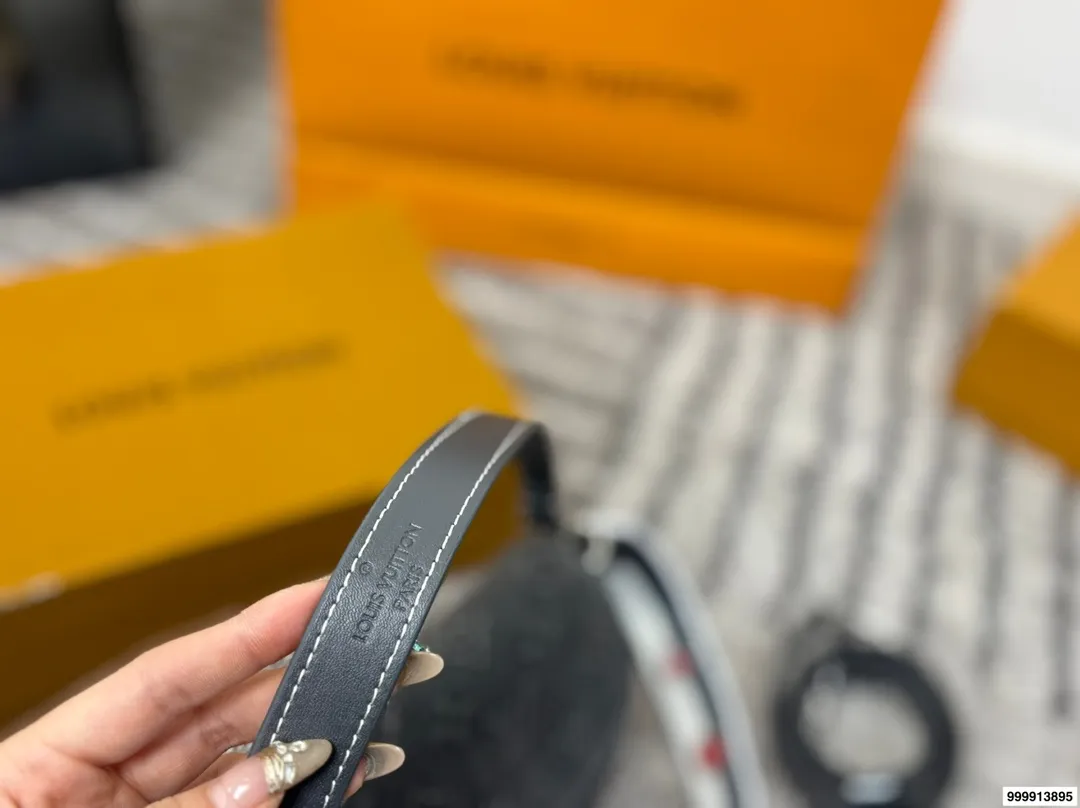 p205 配礼盒 早春LvDiane 法棍手袋 配置两条肩带 〰️ 搜索🔍 Lv 法棍 尺寸： 25 15