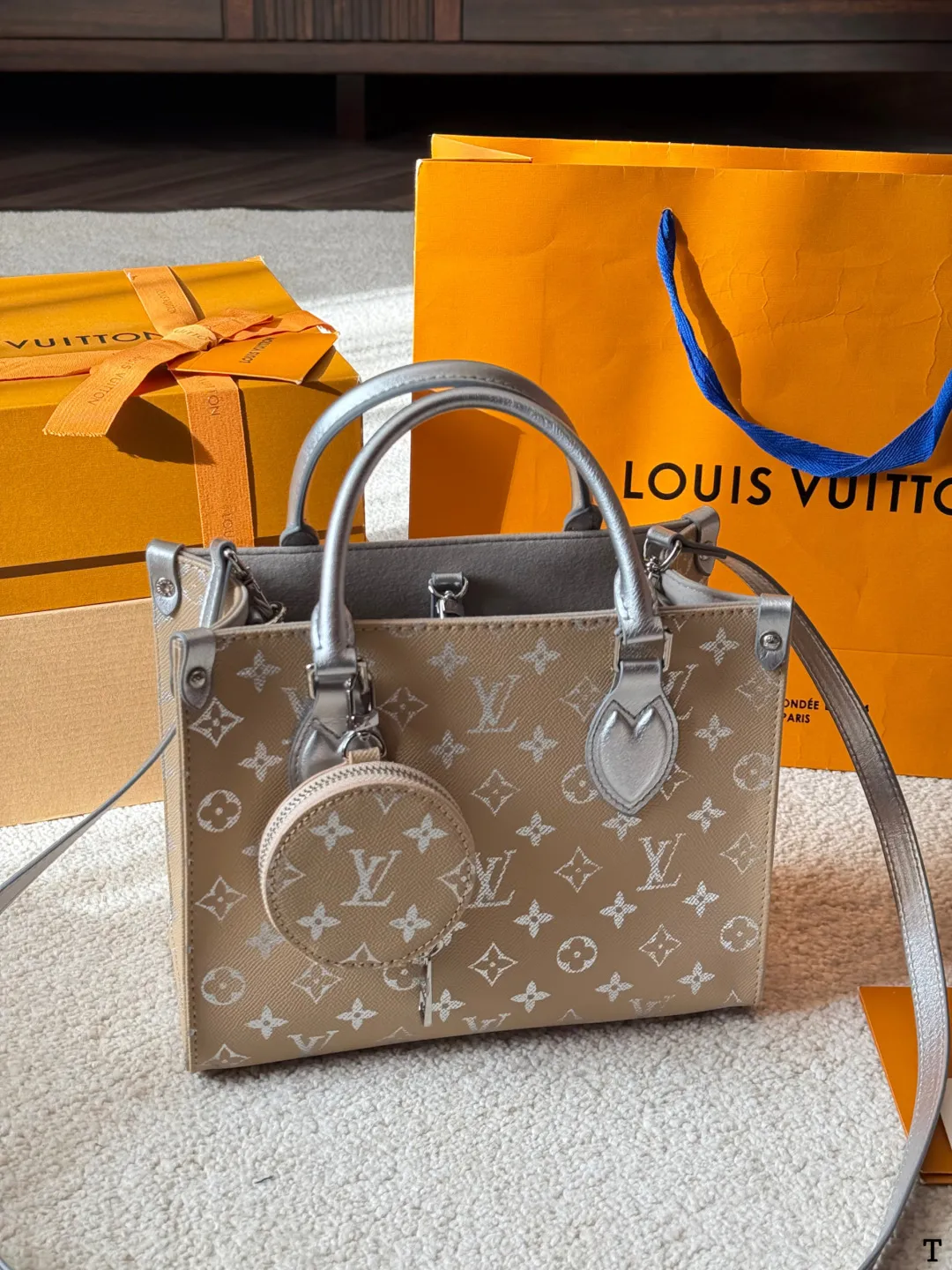 牛皮版本 p150 LV Onthego 丛林包 折叠礼盒 原单品质 Lv A/B面喷绘 onthego妈咪袋 性价比之王这是一款超赞的包型,灵感来自于恶搞Lv的街头品牌,曾经的曾经,Louis Vll litton永远不会走下神坛,1:1品质 非常值得入的一季,超大购物袋,不容易变形 而且大Logo的设计超级好看。除了手拎以外,还非常贴心的加了中长的肩挎的肩带,可以说是非常赞了,对花品质 秒杀市场一切低端货 上身真的很有气质!尺寸25cm