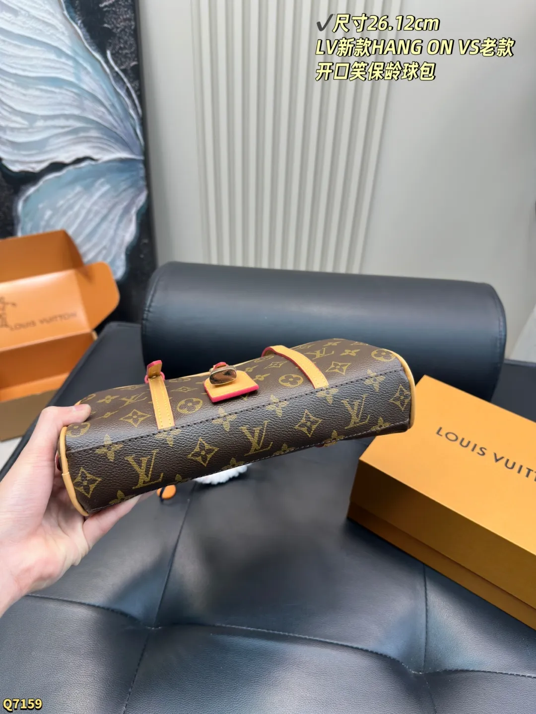 💰190配全套礼盒 尺寸26.12cm LV新款HANG ON VS老款开口笑保龄球包,新款容量很不错 又是哪位女生复古法式风格 能驾驭它吖~