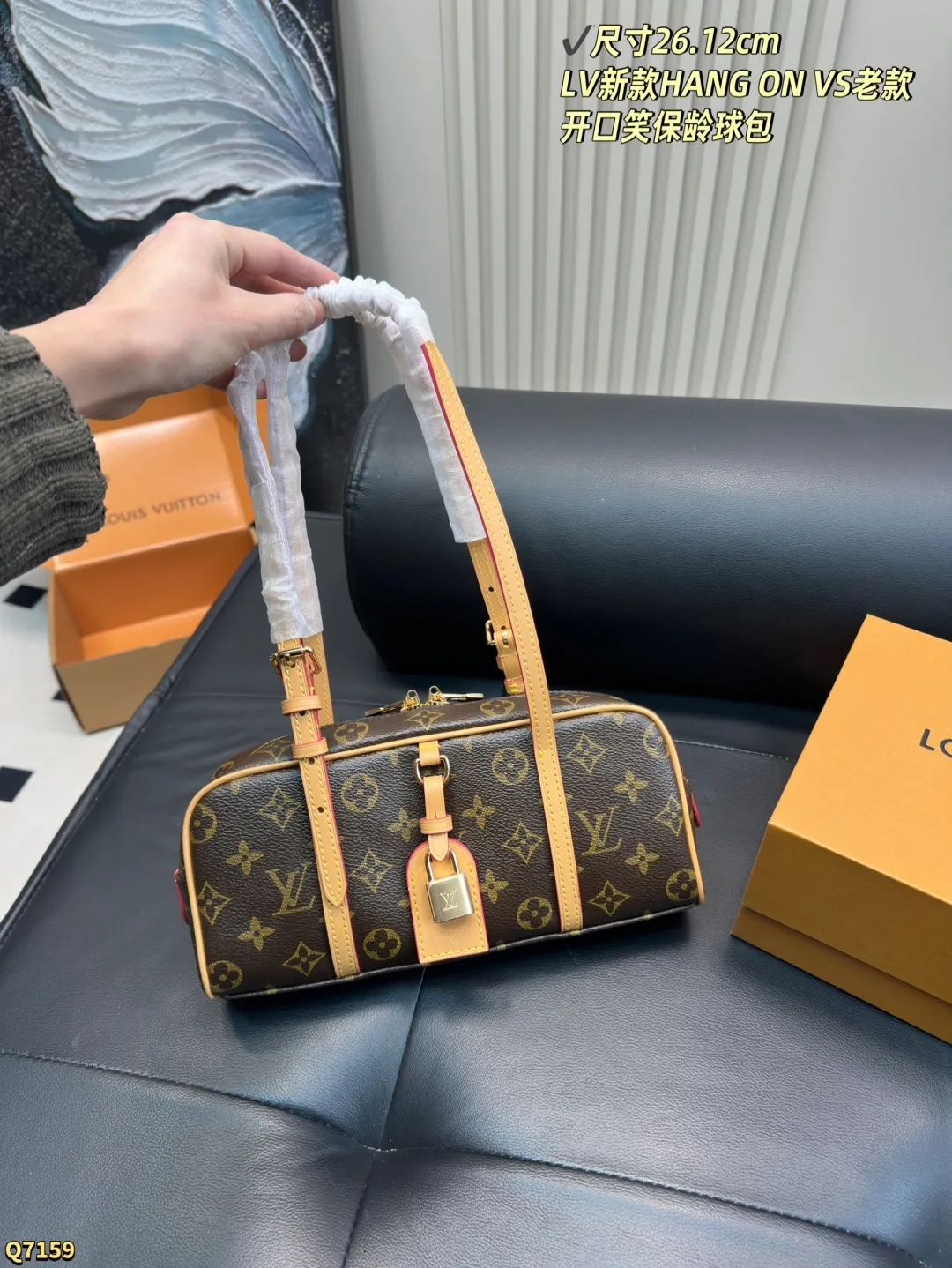 💰190配全套礼盒 尺寸26.12cm LV新款HANG ON VS老款开口笑保龄球包，新款容量很不错 又是哪位女生复古法式风格 能驾驭它吖～