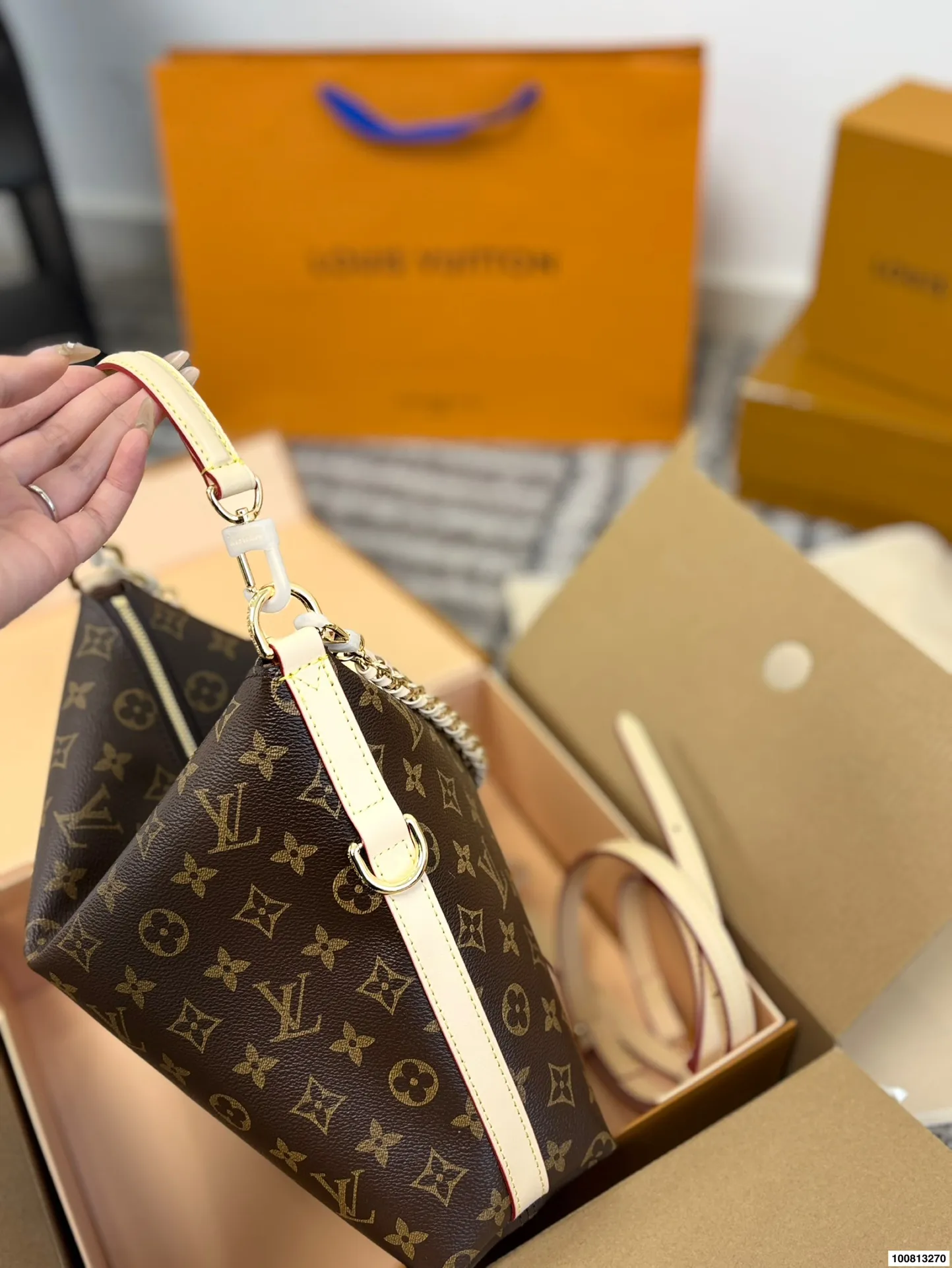 P140（折叠飞机礼盒） LV钟楚曦同款Multipass上身实拍来喽又是钟姐严选了#钟楚曦/同款包蛮复古的一只，个人认为！非常之轻巧，带拉链耶！不怕掉东西了尺寸28 26cm