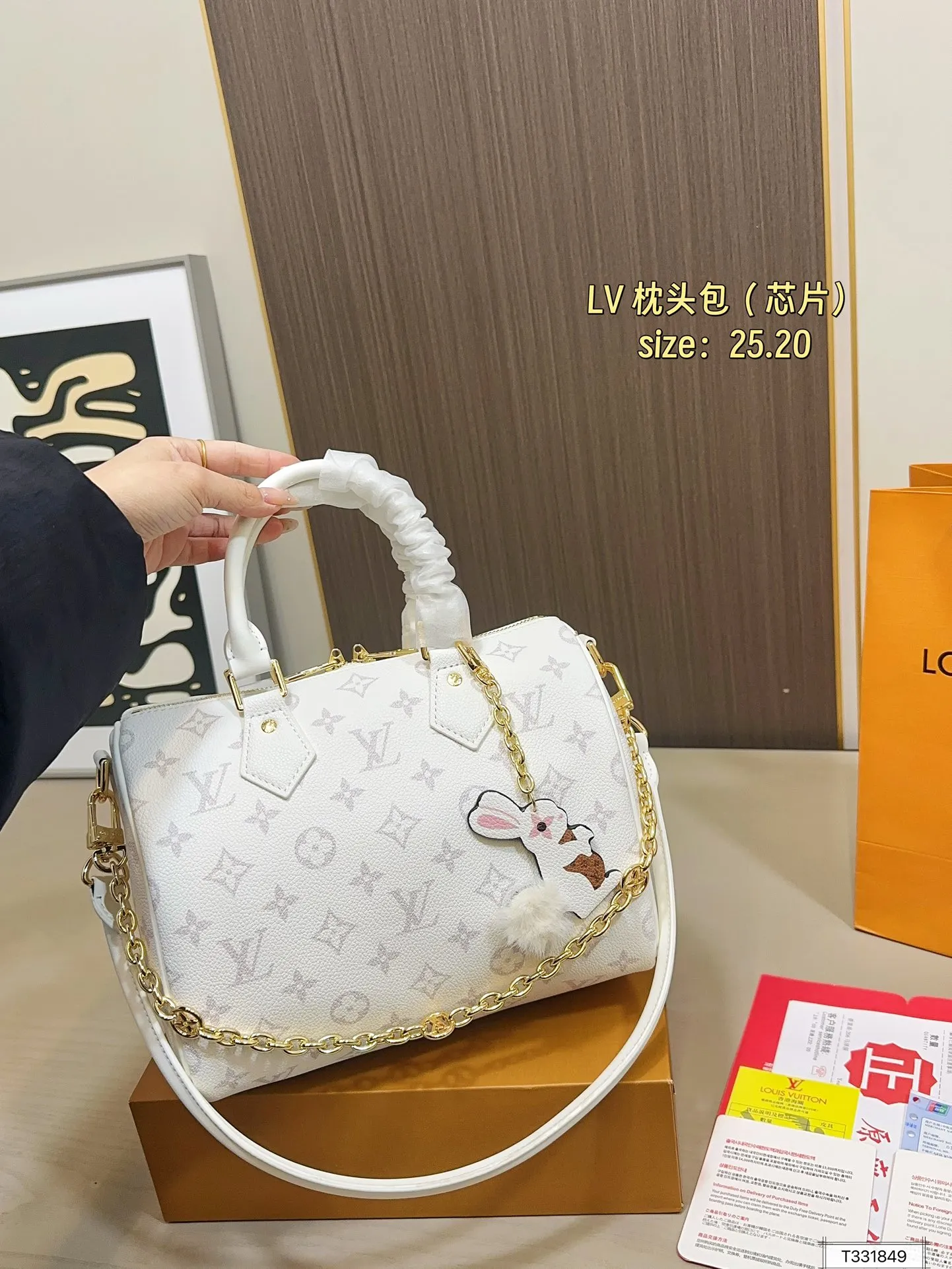 💰165 折叠盒 芯片 LV Speedy Soft 25枕头包 手袋以瞩目风姿成就旅途良伴。充裕构型内设拉链口袋,可妥善保管护照和其他重要物品。名牌诉说工致细节,Toron手柄再添新颖一笔 尺寸25.20