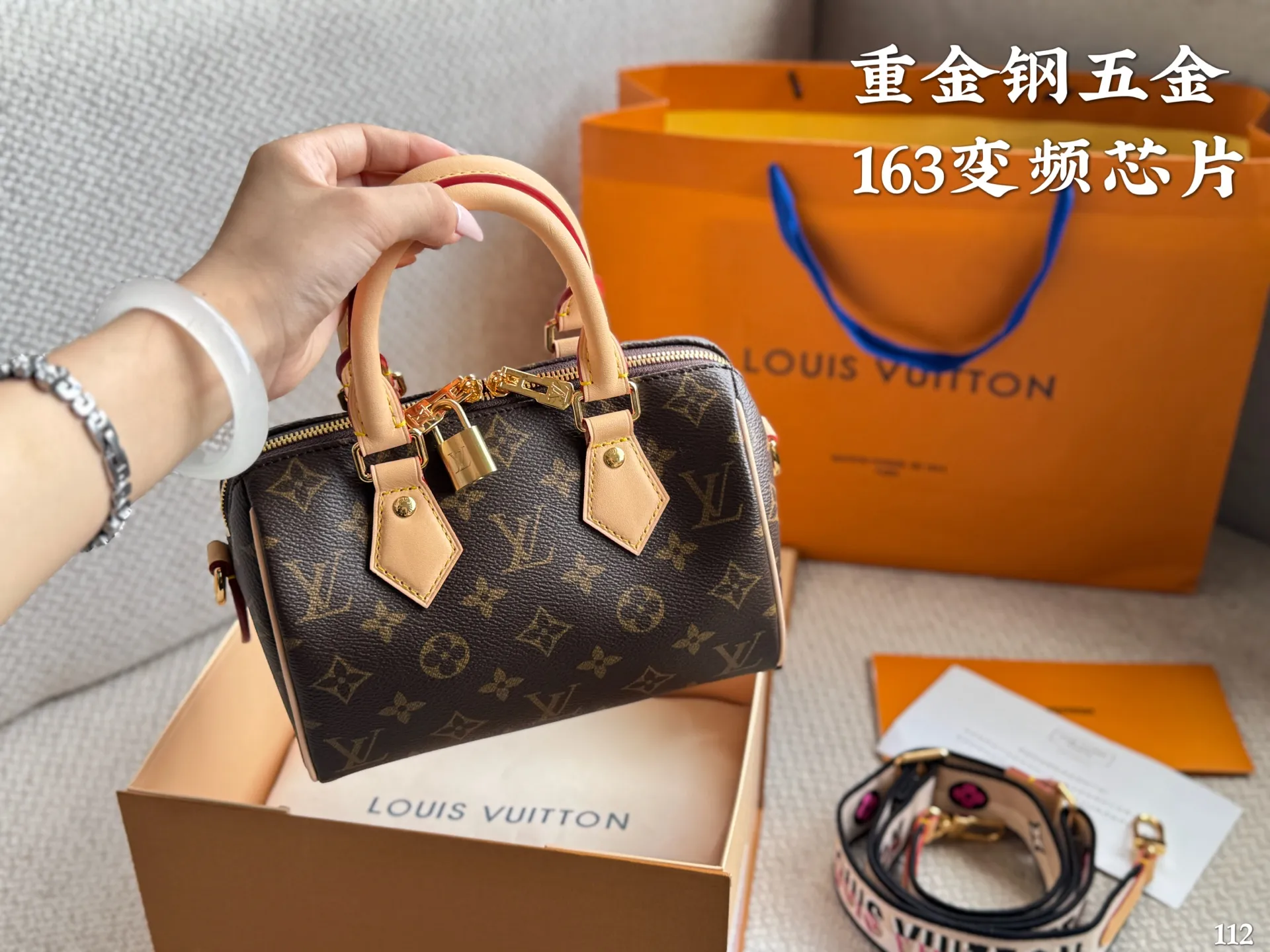 p215 重金钢五金 163变频芯片 LV Speedy 20枕头包 LV 新款系列 city keepal手袋,全网首发 LV Speedy nano 枕头包这款Retiro 手袋以标志性 经典永恒。优雅低调的外形设计和宽敞的包身更加入了实用性 尺寸20 15cm