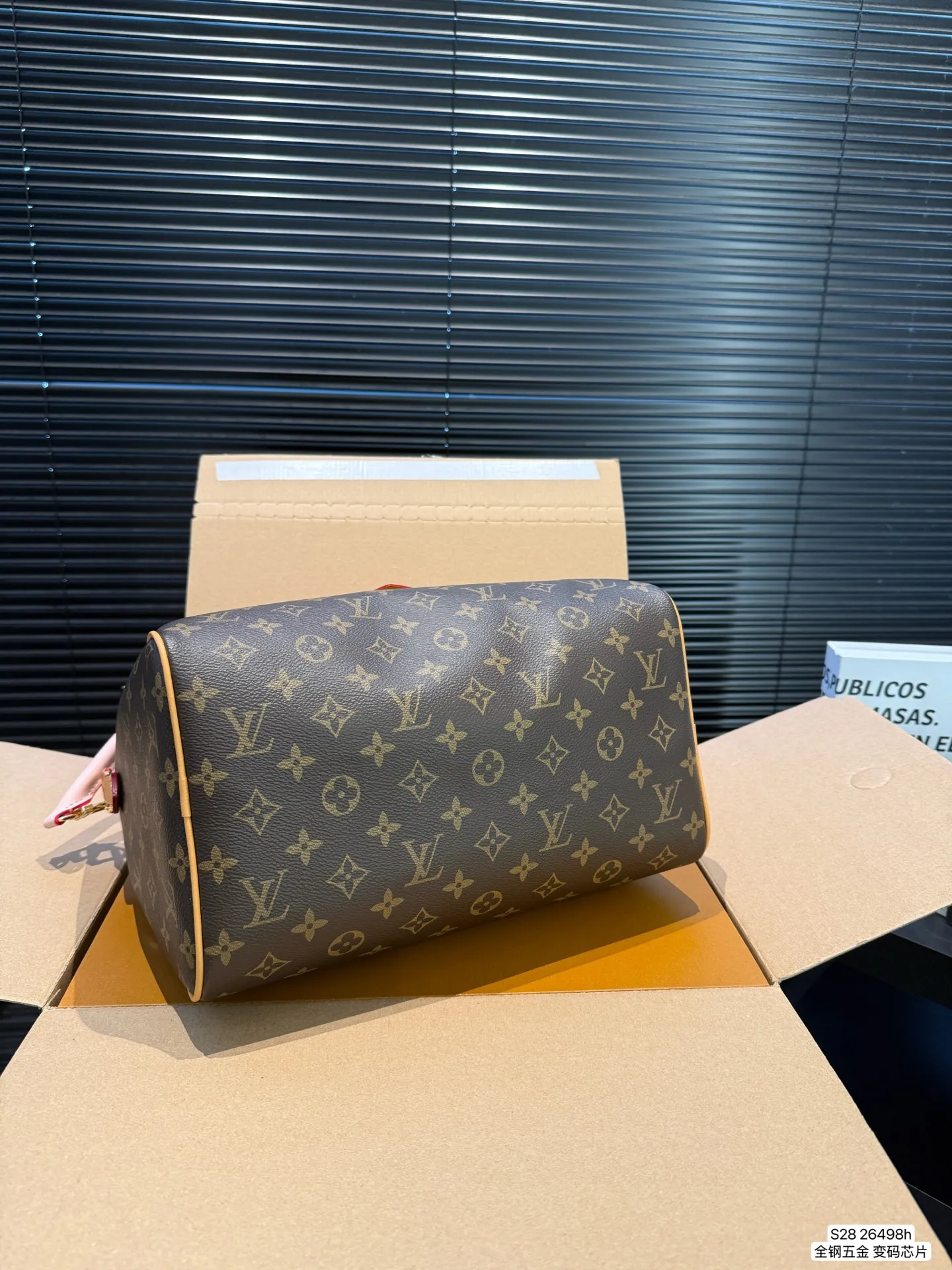 P190 配飞机盒折叠盒 全钢五金 变码芯片 Lv X Nigo Keepall 30.枕头包 手袋是一款理想的都市手袋。 标志性的造型与经典的 Monogram 帆布,加之多种携带方式和奢华的天然牛皮饰边为该包平添一份时尚前卫之感。尺寸:30 21货号26498