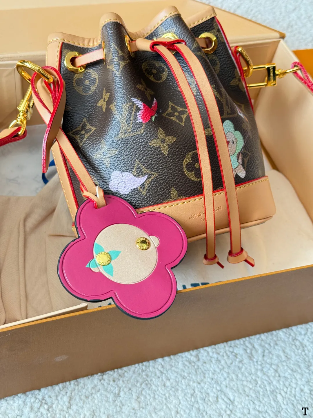 牛皮版本 p120 Lv Mini 小水桶 限定款 折叠礼盒 全方位对花 手柄的设计 比nano容量大比bb更小巧喜 欢不要错过 彩色超细纤维粘合内村，金色金属饰件，束绳闭合尺寸：15 18cm