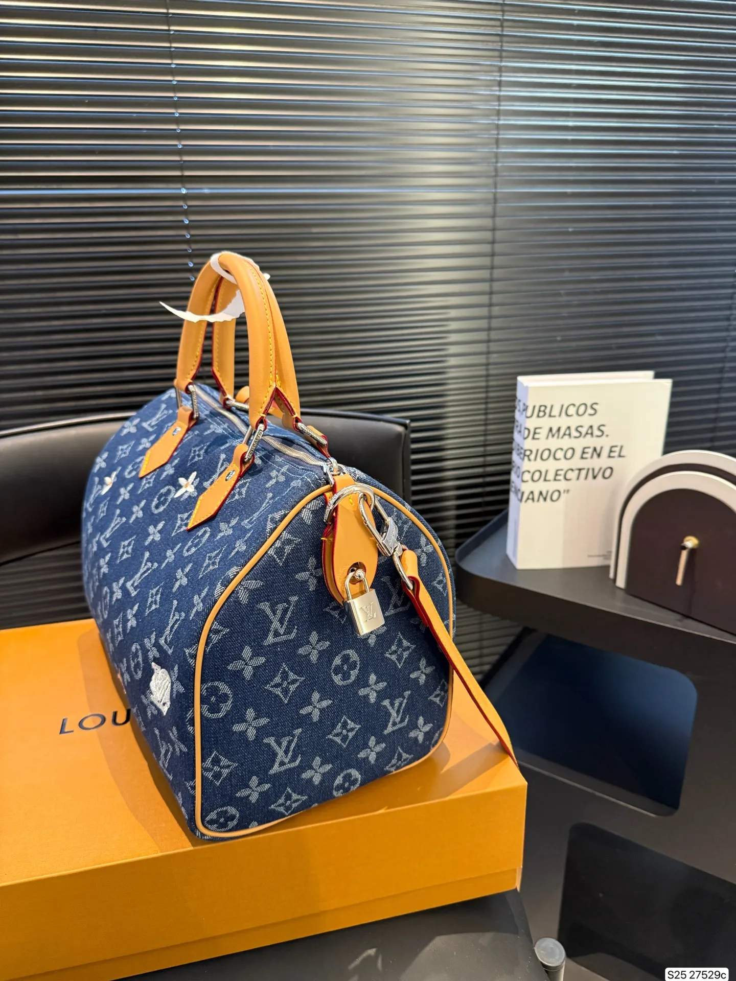 P175 Lv枕头包 大容量 手提斜挎皆可 通勤必备 一定要入! 尺寸29 21 货号27529