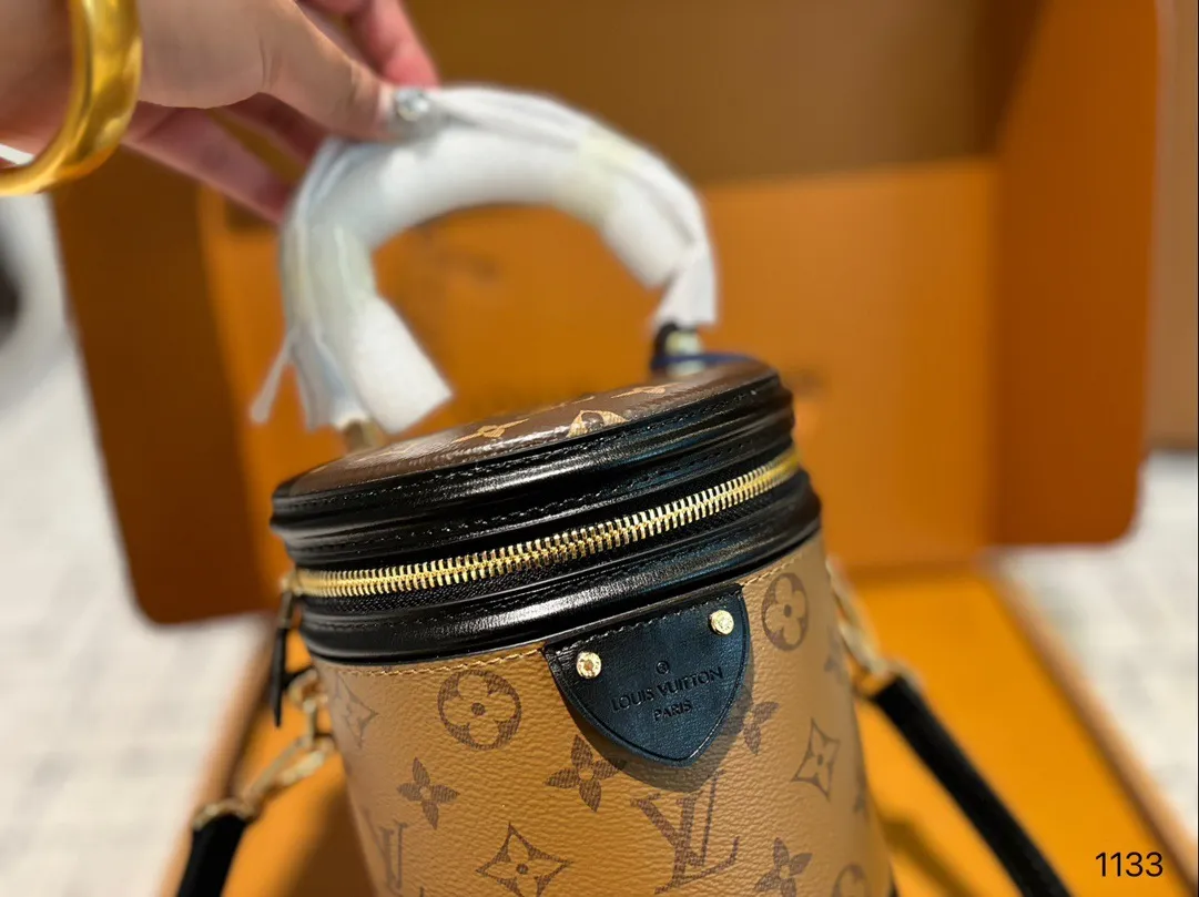 P185配礼盒🎁 Lv cannes 水桶包 发财桶新出的 太可爱啦nano发财桶 越用越香!!! 尺寸大号15 17