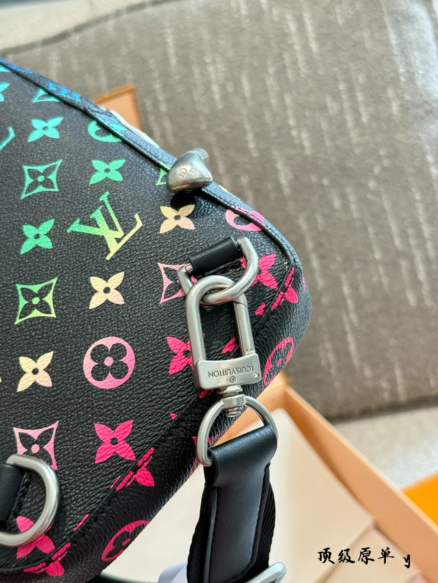 p200 LV SS25新款男包系列👜💥 LV SS25新款男包系列👜💥 LV 热门斜挎包，时尚圈的宠儿！独特设计，融合经典与潮流元素，彰显非凡魅力。优质皮革，细腻纹理，精湛工艺，凸显品质。小巧轻便却容量可观，出行必备。背上它，成为街头亮点，引领时尚新风潮。