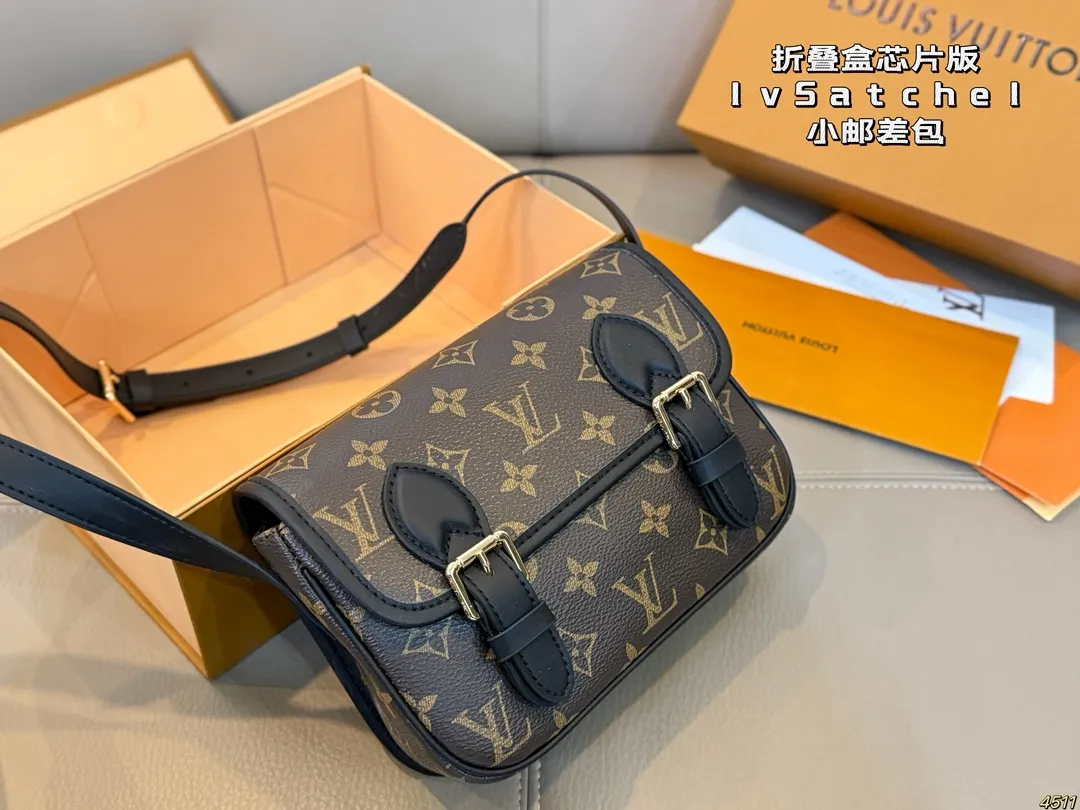 &yen;110折叠盒芯片版 Satchel小邮差包 LV新款邮差包 日常休闲搭配的理想选择～ 实用又百搭，大大的空间 非常适合放随身物品~ 面料耐磨耐刮蹭~ 尺寸19 14