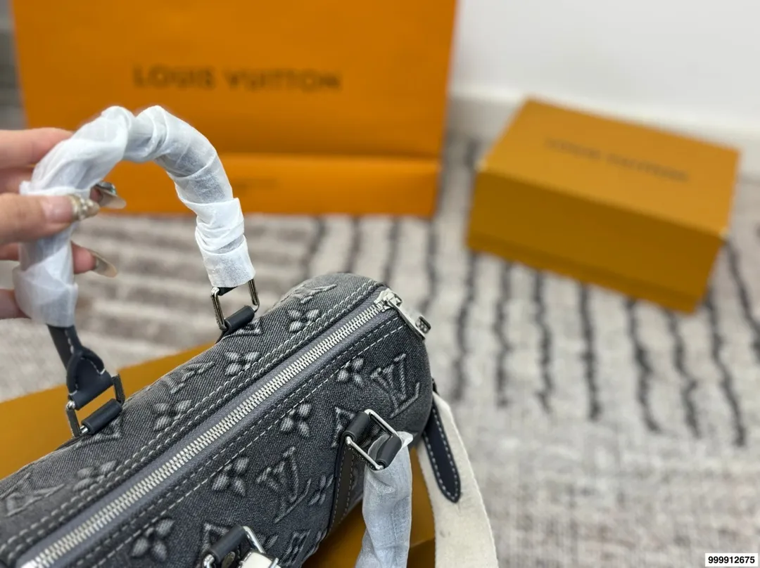 p185 配礼盒 LV Speedy 丹宁枕头包 这款Retiro手袋以标志性的LV老花面料制成，搭配奢华的变色牛皮饰边，经典永恒。优雅低调的外形设计和宽敞的包.尺寸：25*11*14cm