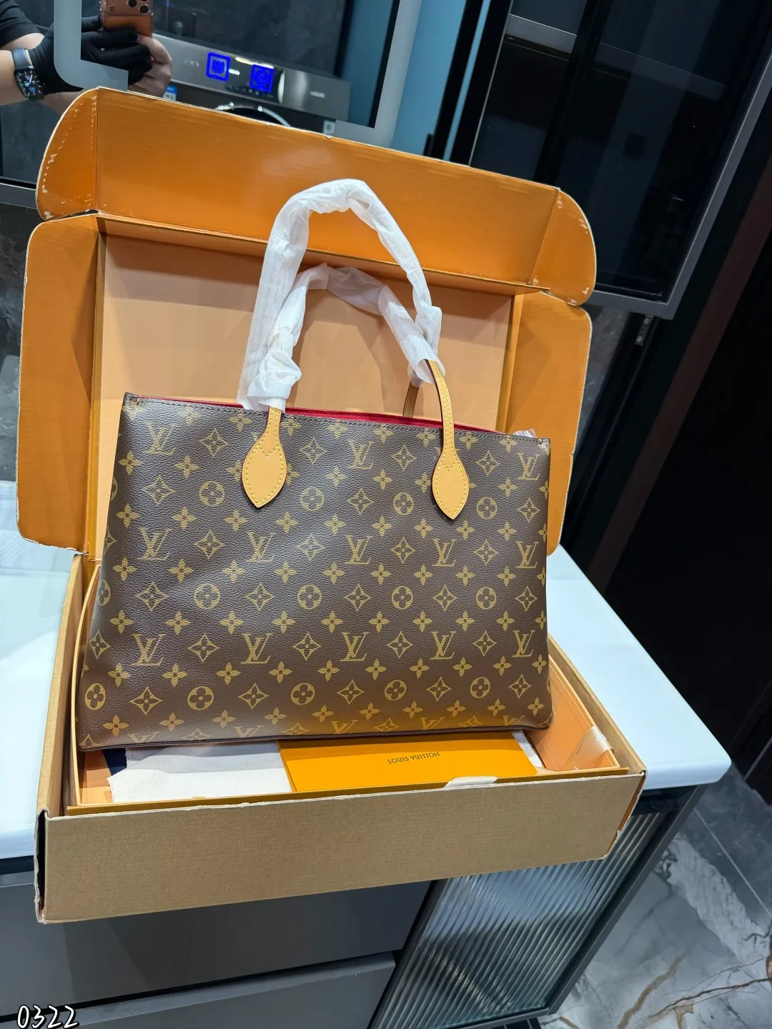 ❤️P150❤️ LV 2024秋冬的绝绝子手袋一LV Piano 手袋!这款手袋不仅融合了经典设计,还注入了现代的摩登风范,真的是好用到哭!Piano 手袋以利落的构型和侧面三角皮革烘托出Monogram图案的经典格调,再借不对称手柄释放出秋冬系列的摩登气息,令日常所需轻松随行!这个尺寸非常让人想起以前的Totally PM或lena PM,大家还记得吗?全拉链设计,完全可调节的带子,非常结实,简直是通勤的绝佳选择!皮革角和底部设计更是提升了手袋的耐用性和高级感,无论是日常使用还是出门逛街,都能轻松驾驭,真的是宝藏手袋 尺寸:43 27cm