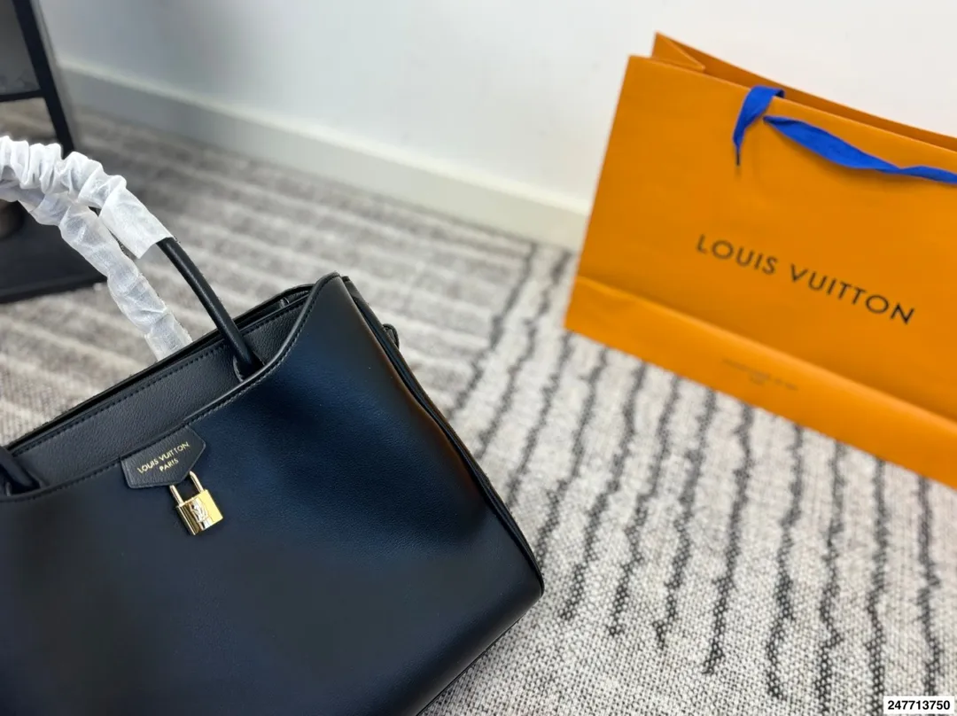 P190 新款LV托特包,这个包也巨美呀!我真的太喜欢这种风格了~ 超可爱一眼心动 包包容量很大 满足日常,都可以同时容纳的 ,万能百搭 不同风格都可以hold住 风衣搭配巨好看! 【尺寸】大35.25 小30.20