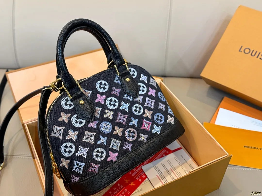 &yen;165折叠盒 LV新款贝壳包 很高级可盐可甜 极致美感 绝美女孩就是你 尺寸24 17