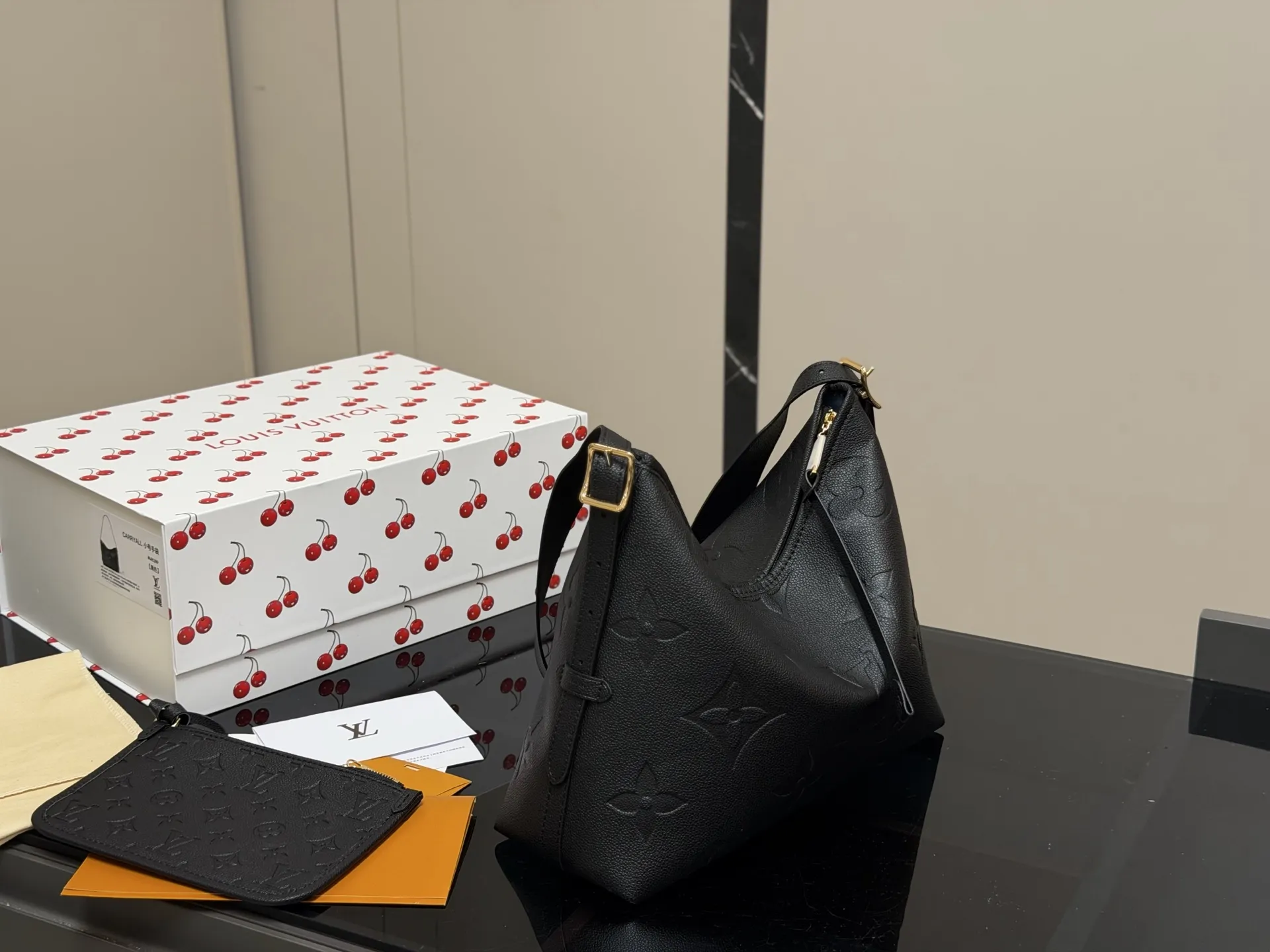 &yen;190 size：26.32cm Lv CarryAll 年度包王 带有蝴蝶结的腋下包喜欢吗， 内附一只收纳零钱包， 性价比颜值超在线了&hellip;！ 单肩斜挎完全没问题 怎么背都很好看！ 搜索🔍Lv 网红腋下包 配折叠盒