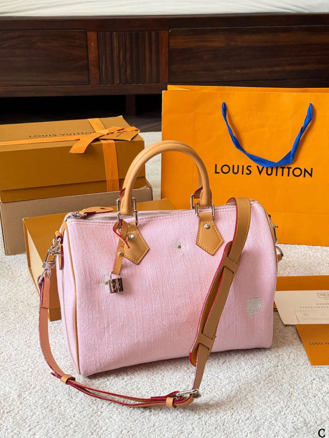 p180 LV 路易威登 Nano Speedy 30枕头包 LV 新款系列 枕头包 手袋,全网首发 LV Speedy nano 枕头包这款Retiro 手袋以标志性 经典永恒。优雅低调的外形设计和宽敞的包身更加入了实用性 尺寸30cm