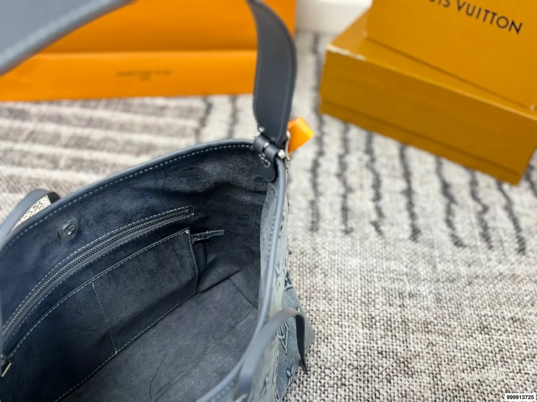 p195 配礼盒 牛仔Carryall Lv新款,可斜挎、单肩。容量保证,敞口磁铁吸内扣取放平板小电脑非常方便,设计比neverfull小巧、肩带够宽不那么勒;比graceful俏皮,上身完全;是驴家通勤包款颜值担当@ 尺寸30 25