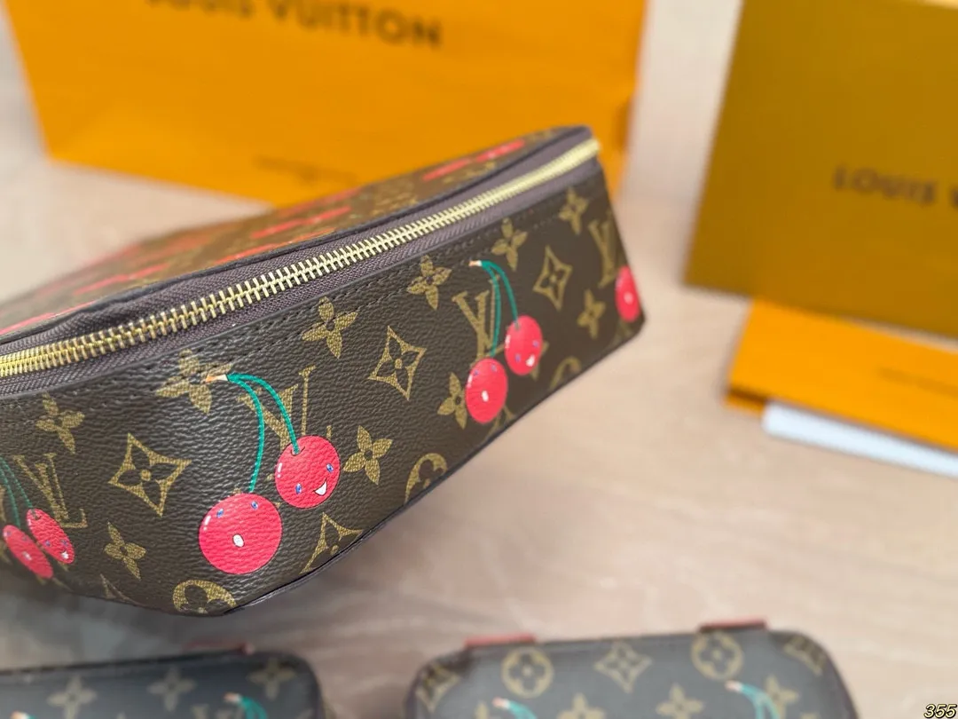 &yen;135/&yen;125/&yen;115 LV 化妆包 LV旅行收纳系列 实用 真的很美很喜欢！实用、美观、耐造、出去旅游看了心情也会好好 尺寸：34 22 8/23 14 8/17 10 8