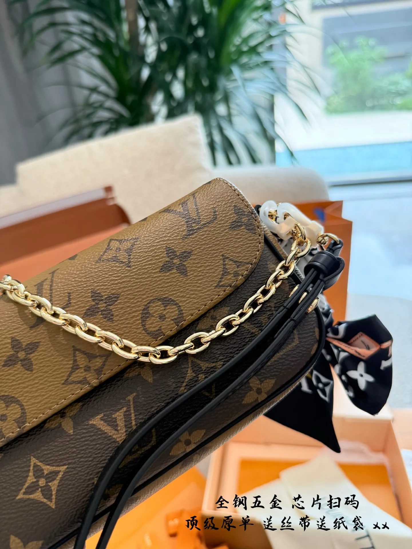 p245 升级版 全钢五金 WALLET ON CHAIN IVY手袋 专柜¥104,200 Lv新款ivy 5月8号.上市啦 全新配色腋下包ivy重出江湖 采用反转色的包盖设计搭配黑色的肩带 升级后的ivy没有了vivien 黄色牛皮 对比老花植糅革配色,更加的耐造和使用哦~❷