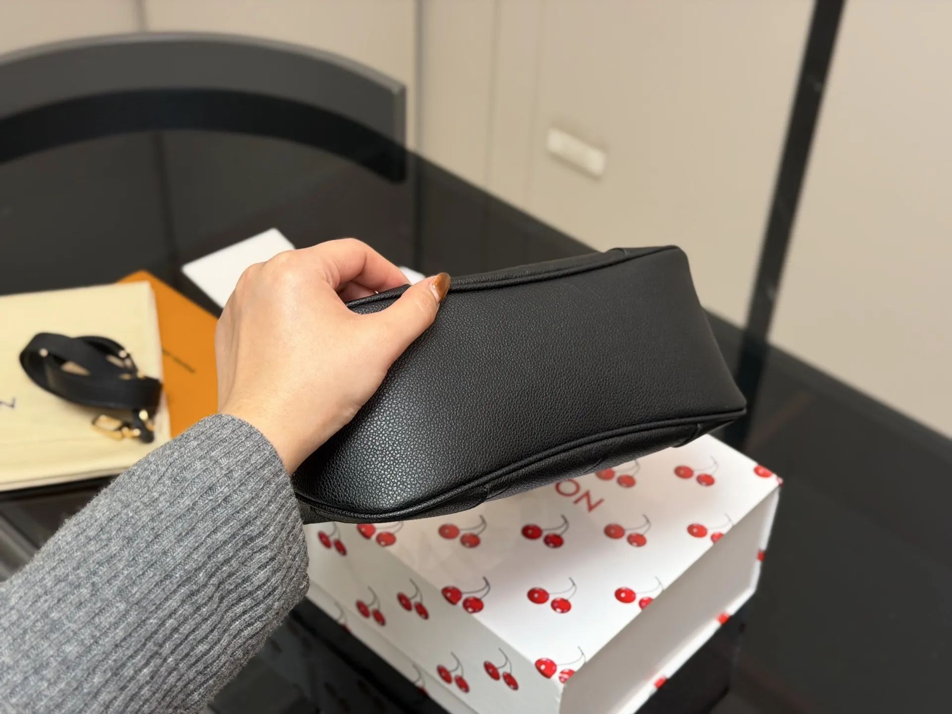 ¥170 配折叠盒 size:29*16cm Lv 最新款牛角包 原版五金! 定制版直接采用小牛皮 Vintage 经典单肩包 配置肩带➕链条 单肩斜挎都无敌好看百搭!