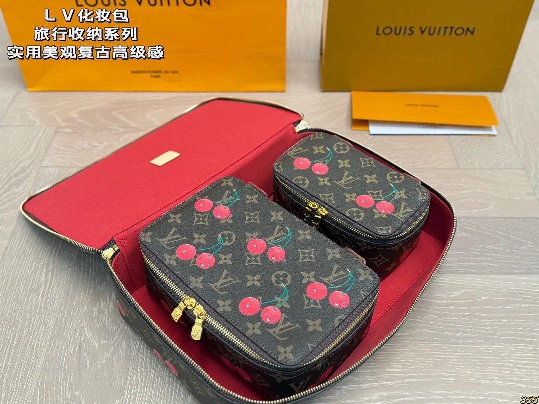 ¥135/¥125/¥115 LV 化妆包 LV旅行收纳系列 实用 真的很美很喜欢!实用、美观、耐造、出去旅游看了心情也会好好 尺寸:34 22 8/23 14 8/17 10 8