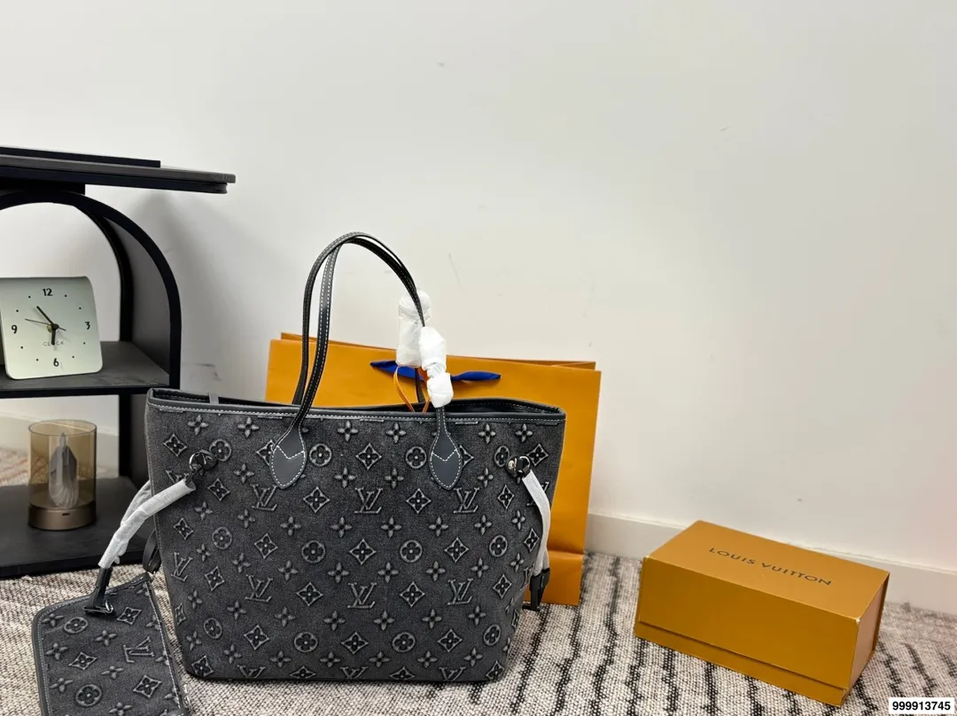 p195 配礼盒 Lv Loop 购物袋.（帆布牛仔） 很有质感 可盐可甜 上身绝美 无可比拟 是每个追求漂亮的女孩必入单品 尺寸：30.33