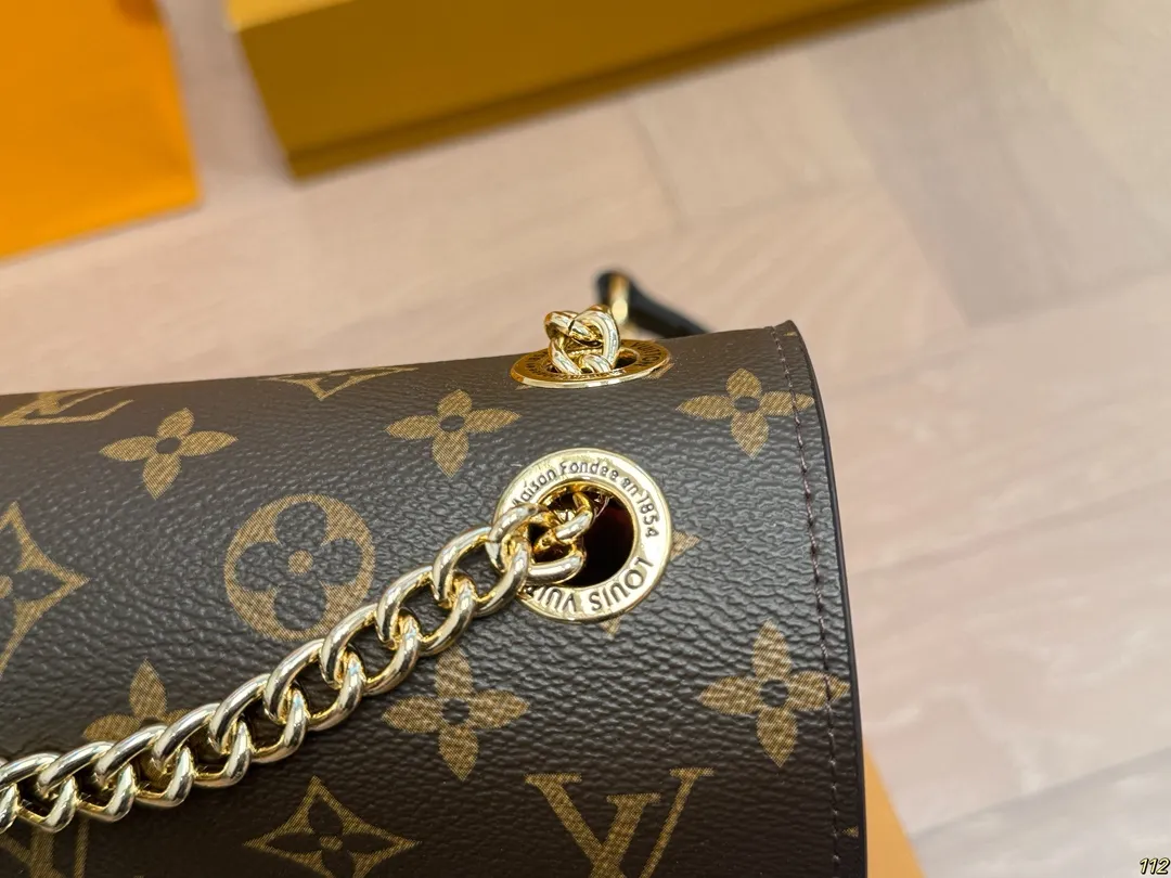 原版复刻&yen;185飞机盒 重金钢五金变码芯片 lv passy 斜挎包腋下包 可以说🔥的不能再🔥了 大小非常合适呦！ 造型也很特别 颜值与实用兼备！ 尺寸：22 16