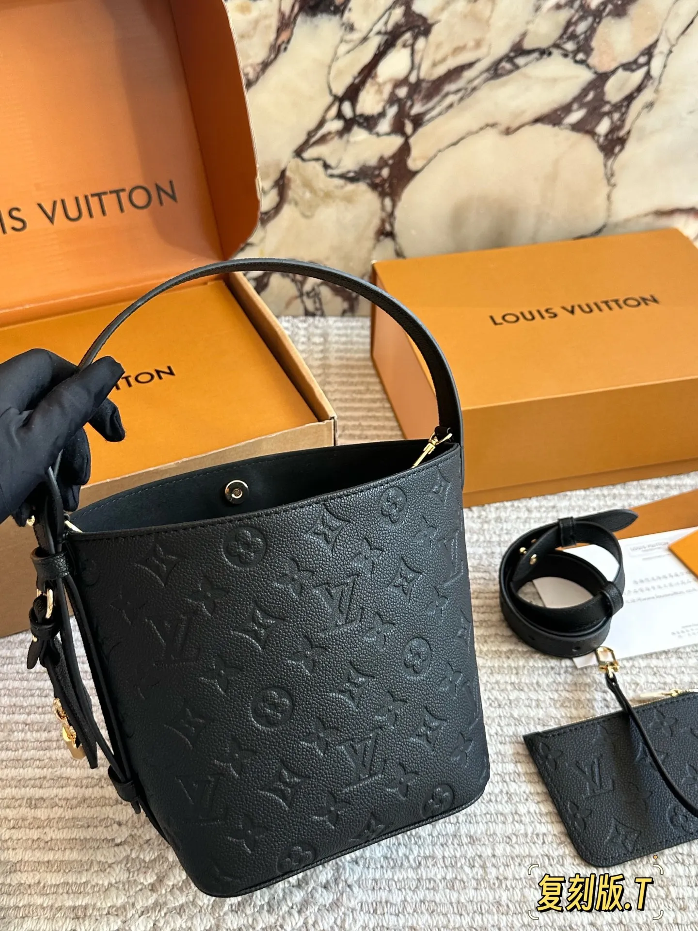 💰210 配盒 size:18*16cm ALL IN BB重磅来袭新色| 这谁看了不迷糊呀! 没想到越看越喜欢 有两幅面孔 L家 AII IN BB25ss 水桶包