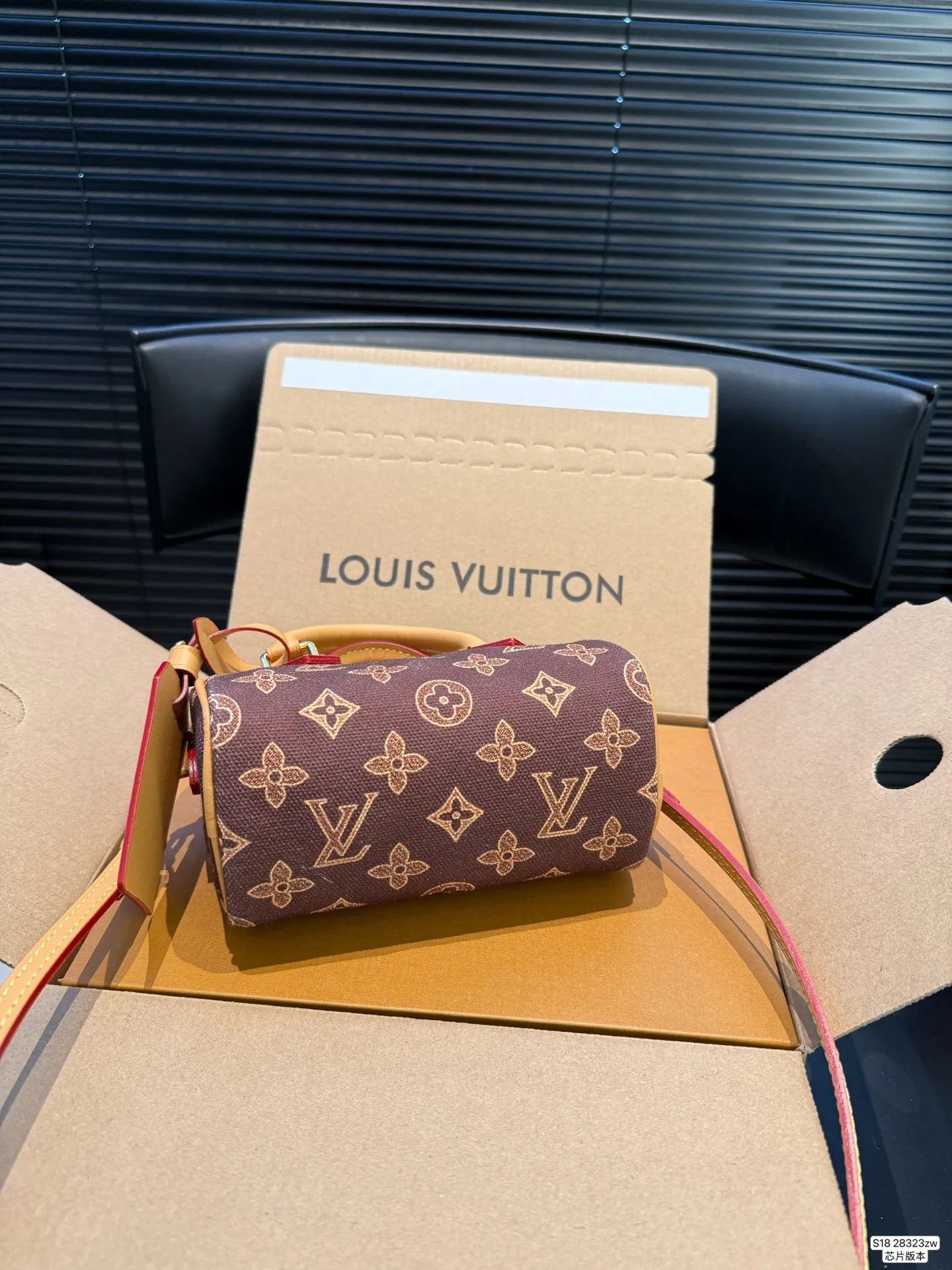 P140 配飞机盒折叠盒芯片版本 ✨LV 枕头130周年特别款 | 春日氛围感🍃 LV 130周年特别款真的让我狠狠心动! 这抹浅绿色太绝了,温柔又高级,背上瞬间显白三度✨ 低饱和的色调完全不挑衣服,随便穿都能很出片。 尺寸16 10 货号28323