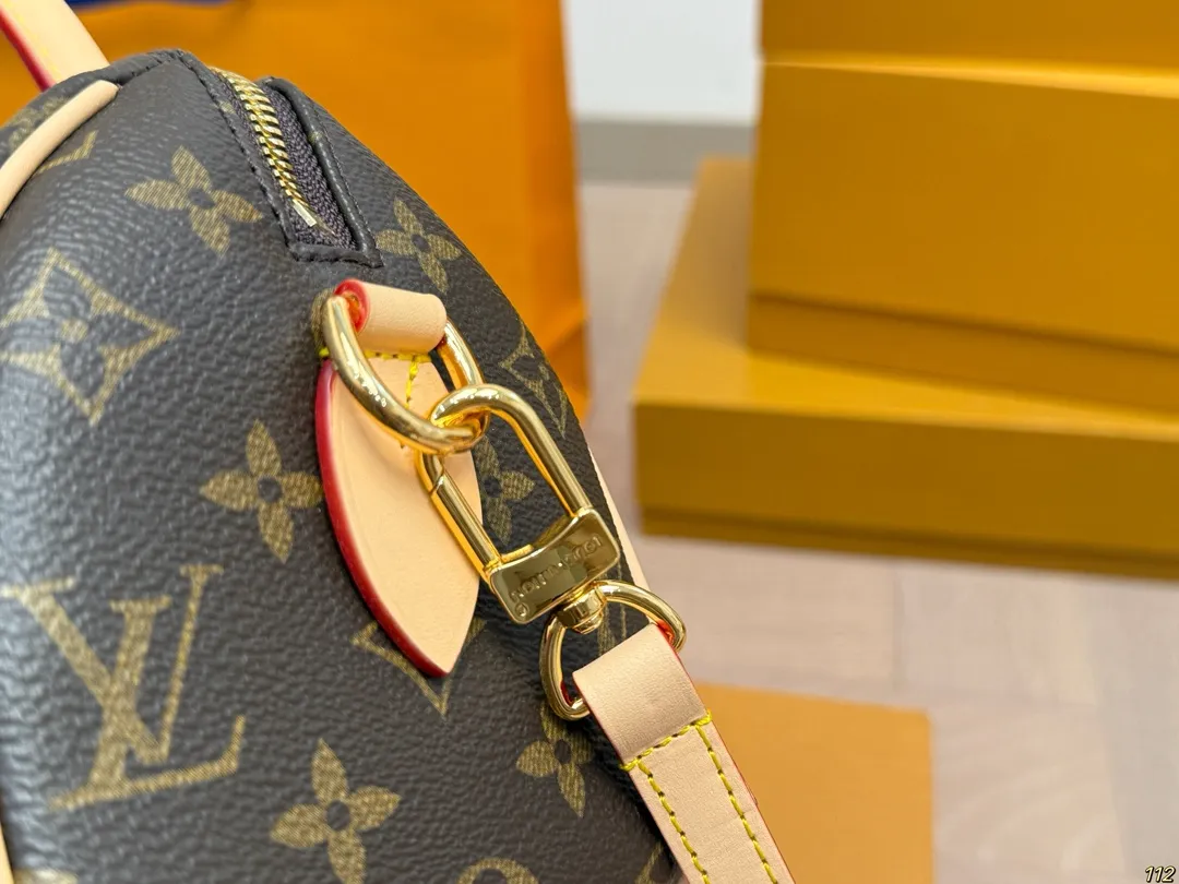 原版复刻¥215飞机盒 升级版全钢五金 专柜同步163变码芯片 L家 speedy20 超喜欢这个size! 平时无论什么衣服 不用犹豫! 随便搭!搜索🔍 Lv speed20 尺寸:20 14