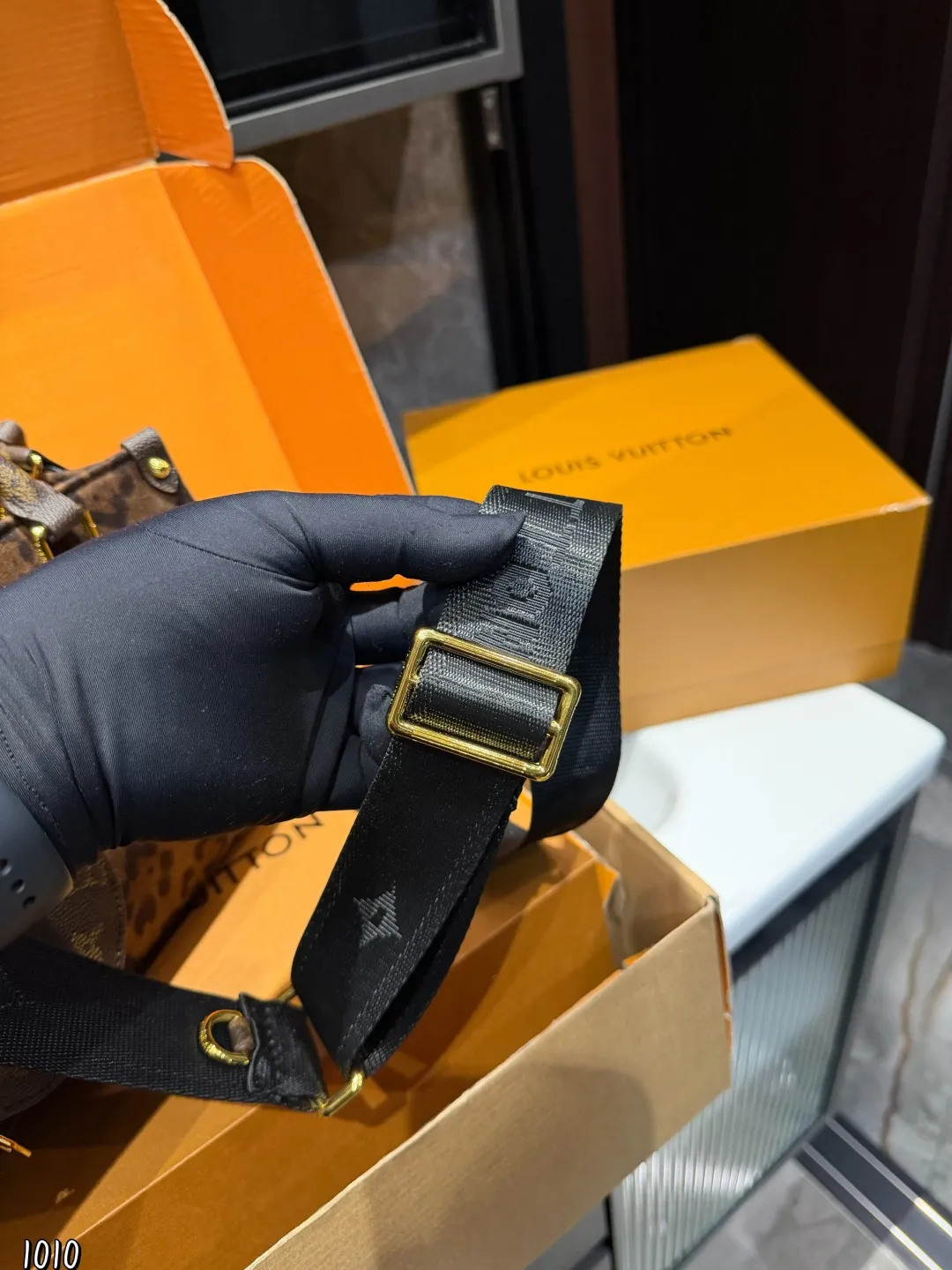 ❤️p160❤️ LV/路易威登 ONTHEGO系列 托特包新款刺绣款肩带丛林包 哇咔咔太喜欢了真是惊艳到我了、包包挺括很能装整体而言 非常实用又耐造 尺寸： 25*11*19cm