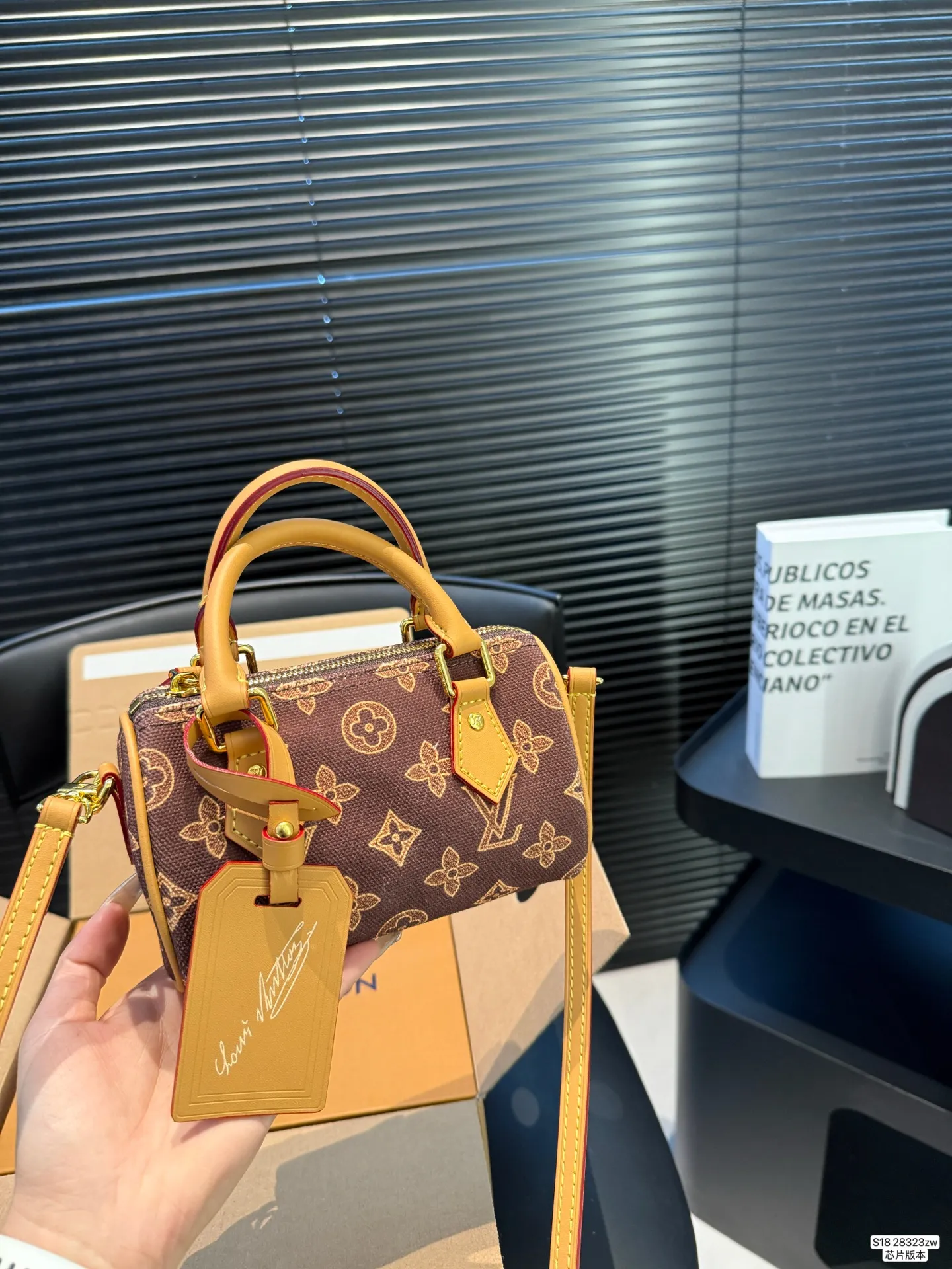 P140 配飞机盒折叠盒芯片版本 ✨LV 枕头130周年特别款 | 春日氛围感🍃 LV 130周年特别款真的让我狠狠心动! 这抹浅绿色太绝了,温柔又高级,背上瞬间显白三度✨ 低饱和的色调完全不挑衣服,随便穿都能很出片。 尺寸16 10 货号28323