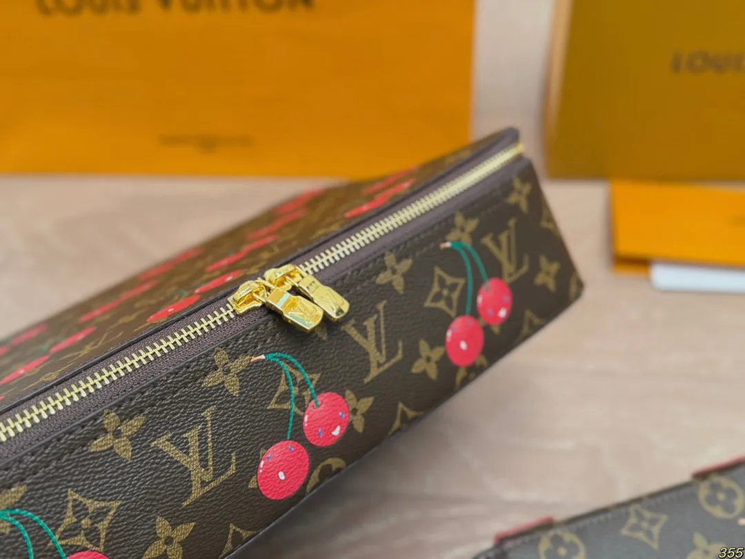 &yen;135/&yen;125/&yen;115 LV 化妆包 LV旅行收纳系列 实用 真的很美很喜欢！实用、美观、耐造、出去旅游看了心情也会好好 尺寸：34 22 8/23 14 8/17 10 8