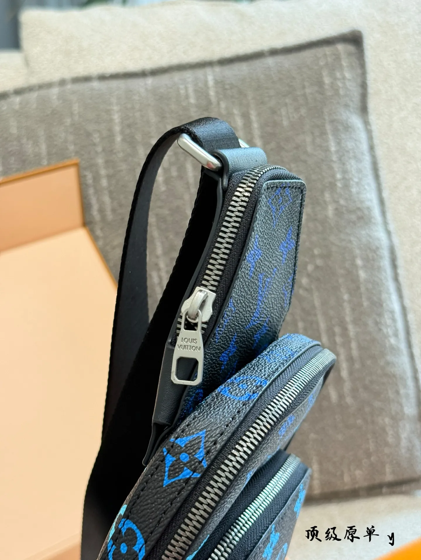 p200 LV SS25新款男包系列👜💥 LV SS25新款男包系列👜💥 LV 热门斜挎包，时尚圈的宠儿！独特设计，融合经典与潮流元素，彰显非凡魅力。优质皮革，细腻纹理，精湛工艺，凸显品质。小巧轻便却容量可观，出行必备。背上它，成为街头亮点，引领时尚新风潮。