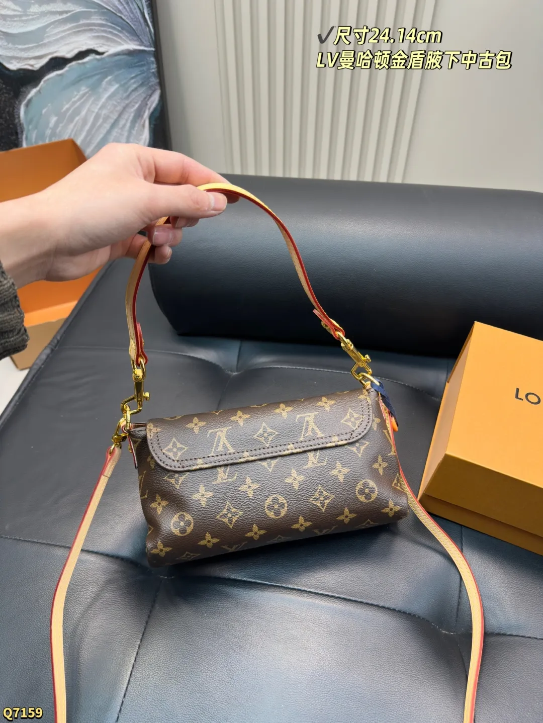 💰155配全套礼盒 尺寸24.14cm LV曼哈顿金盾腋下中古包 大金扣占据了主视觉, 搭配老花凸显质感又相当时髦, 简单随性超适合夏天! 真是绝美的一只vintage !