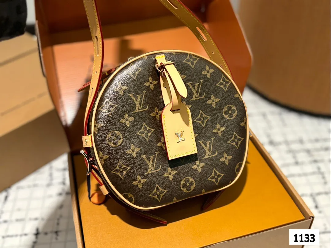 P185 配盒子 size:22*19cm L家 圆饼包真的是太香了 这款圆饼是柔软的 它的容量超级大 刘亦菲把我们的审美拉回来了啦! 非市场通货欢迎对比 🔍 Lv 圆饼包