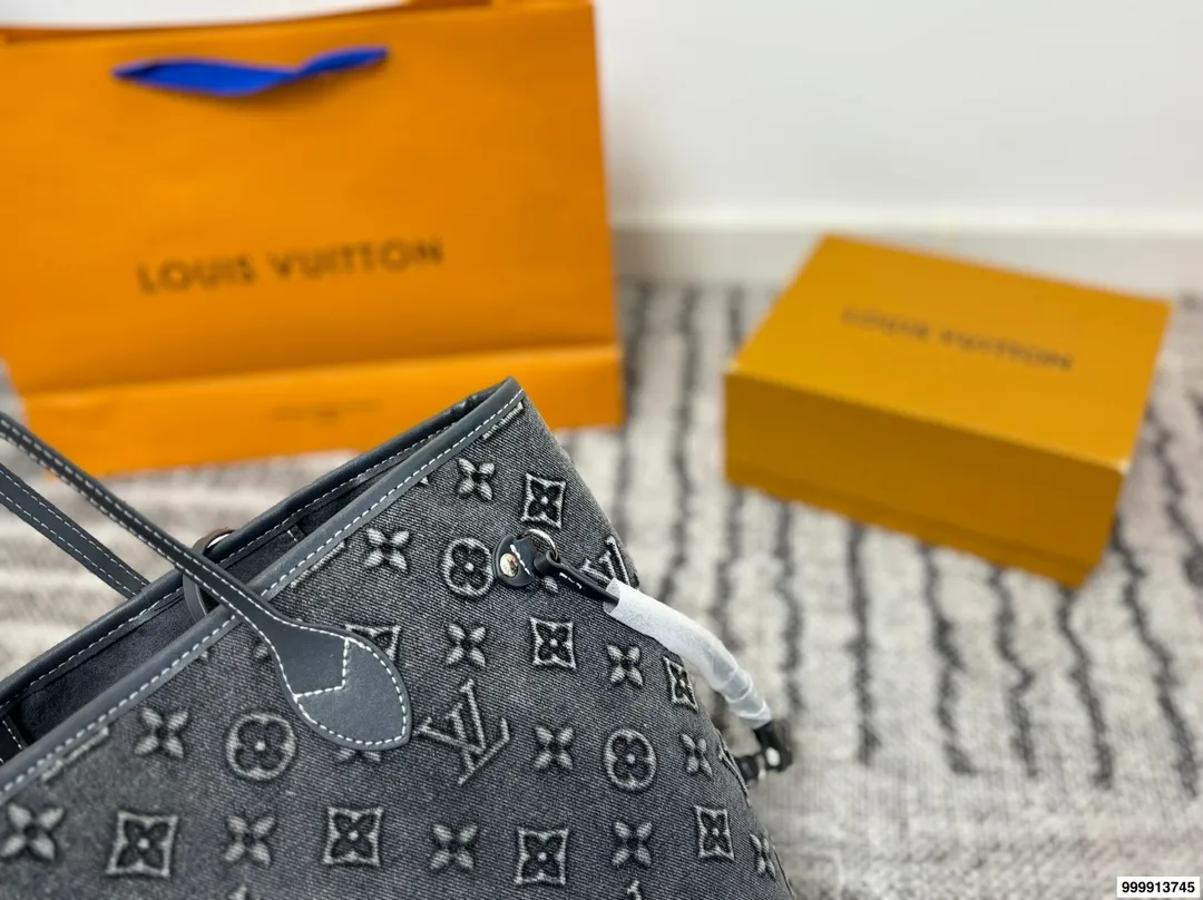 p195 配礼盒 Lv Loop 购物袋.(帆布牛仔) 很有质感 可盐可甜 上身绝美 无可比拟 是每个追求漂亮的女孩必入单品 尺寸:30.33