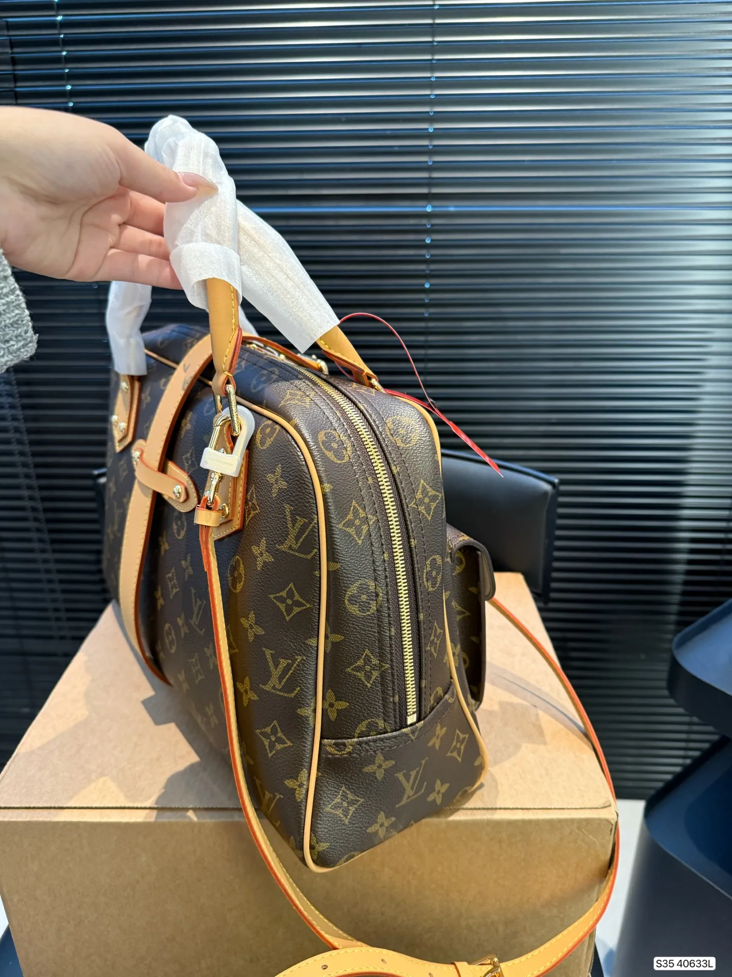 P225 配盒子 LV曼哈顿手提包：藏着时光质感的炸街伙伴 LV曼哈顿手提包，是经典与实用的完美共生。 利落的矩形轮廓勾勒出高级感，标志性Monogram涂层帆布耐造耐看，中古款更沉淀出独特包浆光泽。 尺寸38 35 货号40633